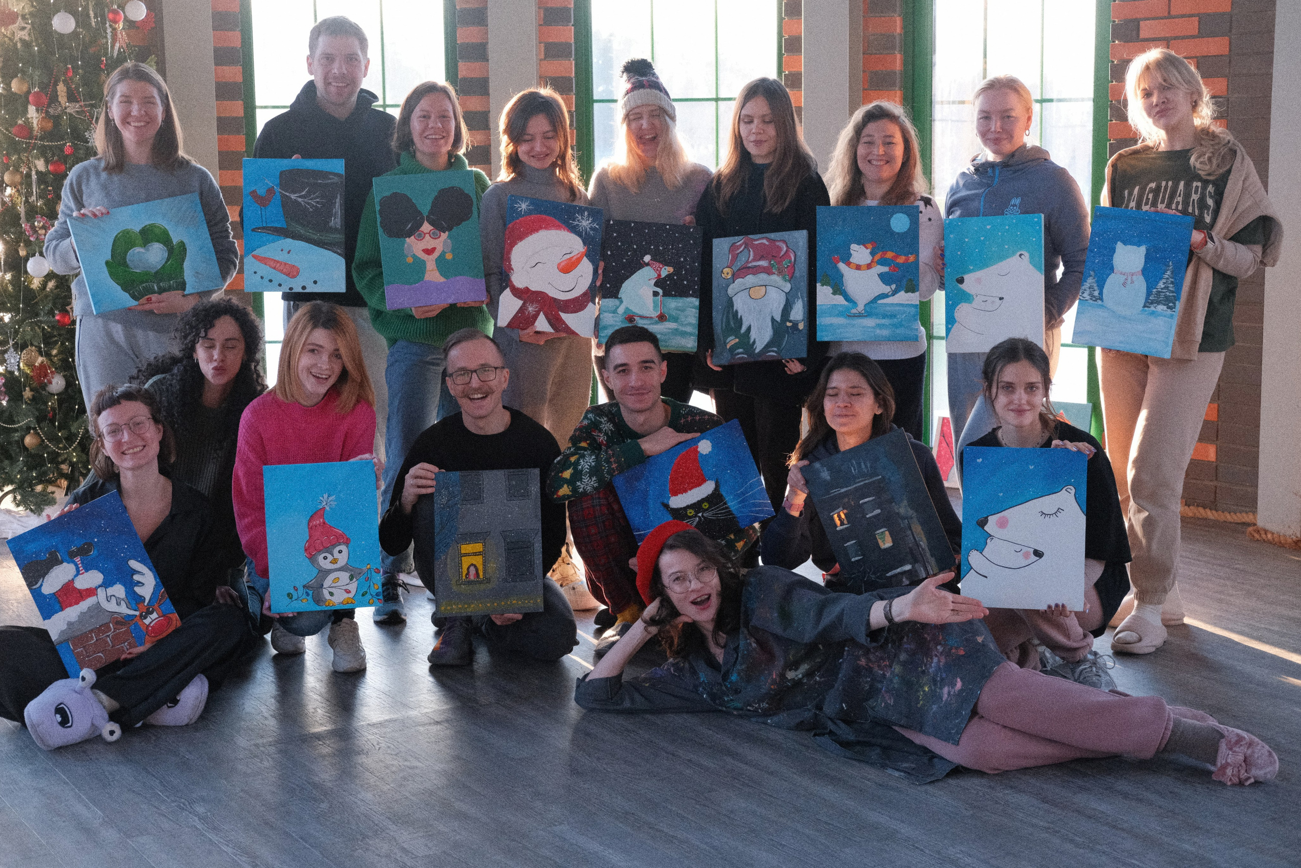 Люди с картинами в руках