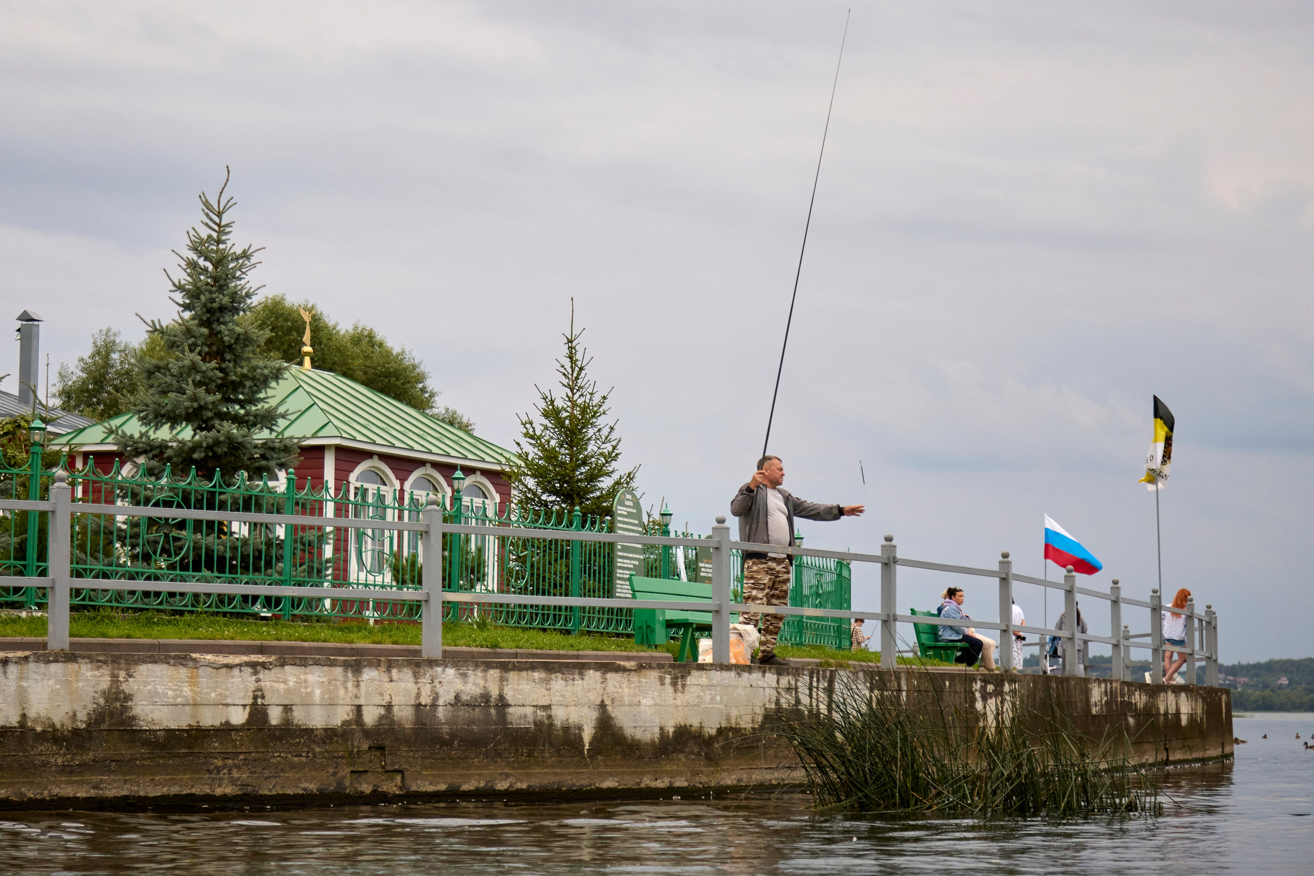 Переславль‑Залесский. Город, который словно тихо объясняет: всё важное&nbsp;— в&nbsp;простых вещах. У&nbsp;озера&nbsp;— лодка, у&nbsp;лавки&nbsp;— чай, у&nbsp;собора&nbsp;— тишина, в&nbsp;которой хочется задержаться. И&nbsp;мы&nbsp;задерживаемся.