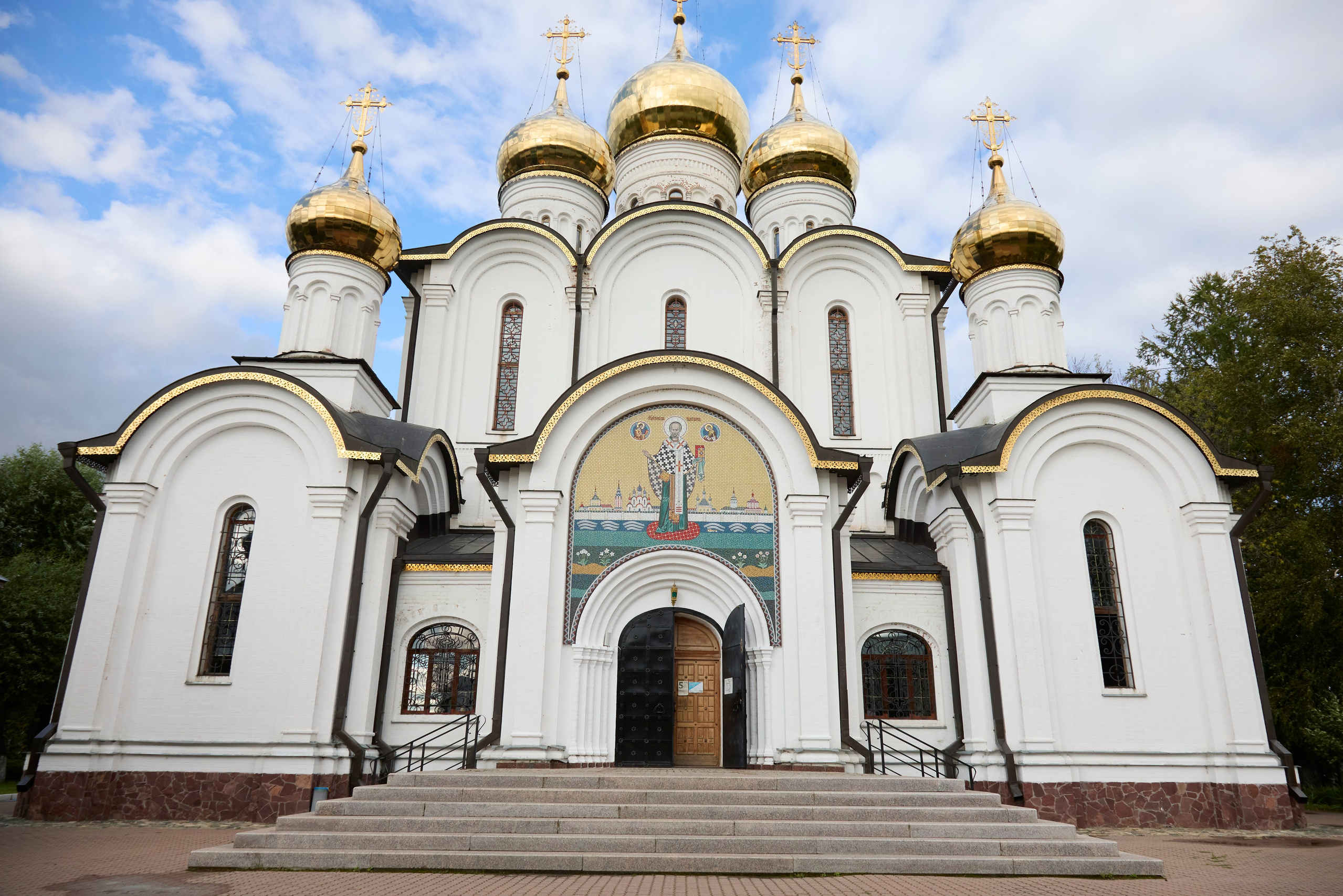 Переславль‑Залесский. Город, который словно тихо объясняет: всё важное&nbsp;— в&nbsp;простых вещах. У&nbsp;озера&nbsp;— лодка, у&nbsp;лавки&nbsp;— чай, у&nbsp;собора&nbsp;— тишина, в&nbsp;которой хочется задержаться. И&nbsp;мы&nbsp;задерживаемся.