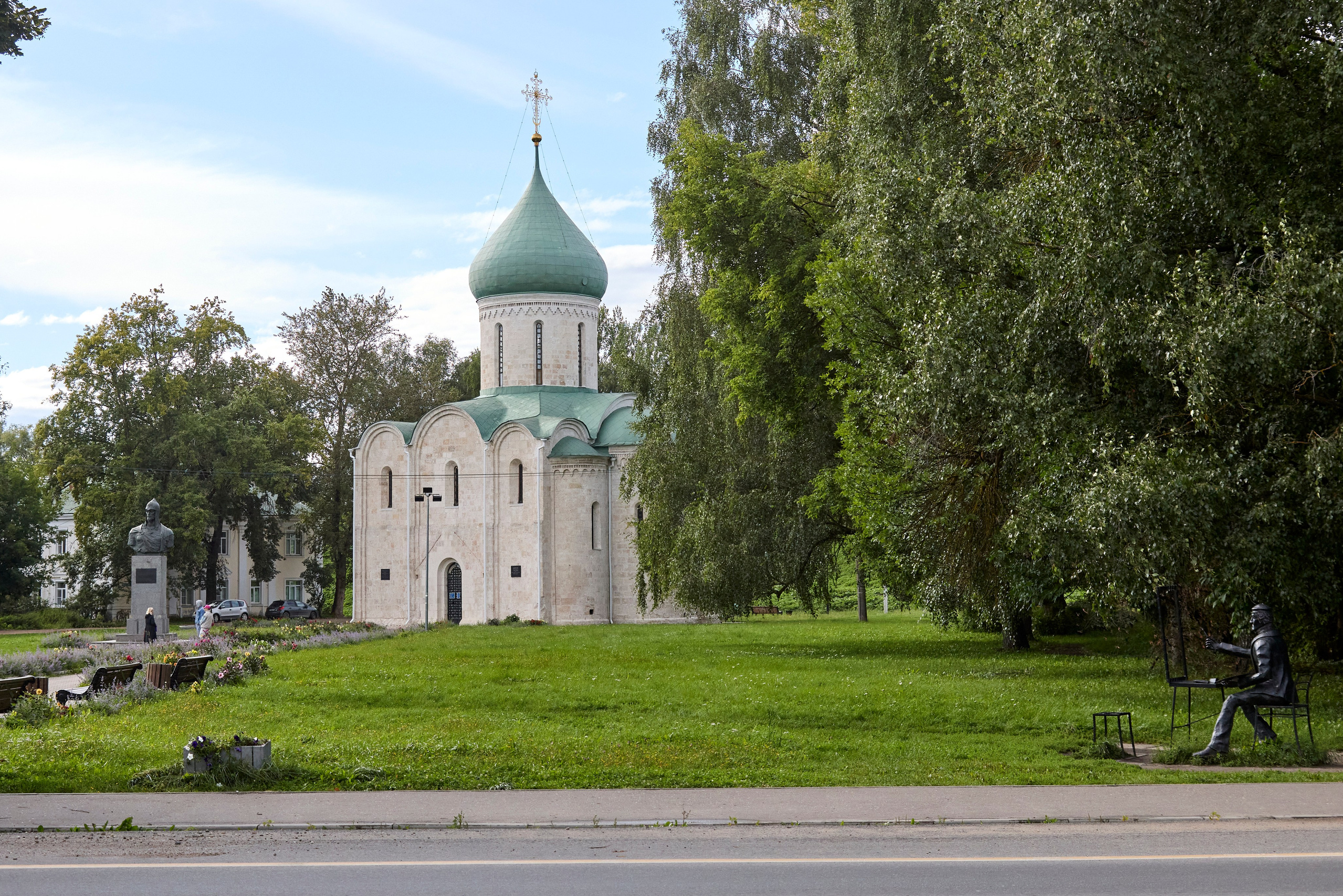 Переславль‑Залесский. Город, который словно тихо объясняет: всё важное&nbsp;— в&nbsp;простых вещах. У&nbsp;озера&nbsp;— лодка, у&nbsp;лавки&nbsp;— чай, у&nbsp;собора&nbsp;— тишина, в&nbsp;которой хочется задержаться. И&nbsp;мы&nbsp;задерживаемся.