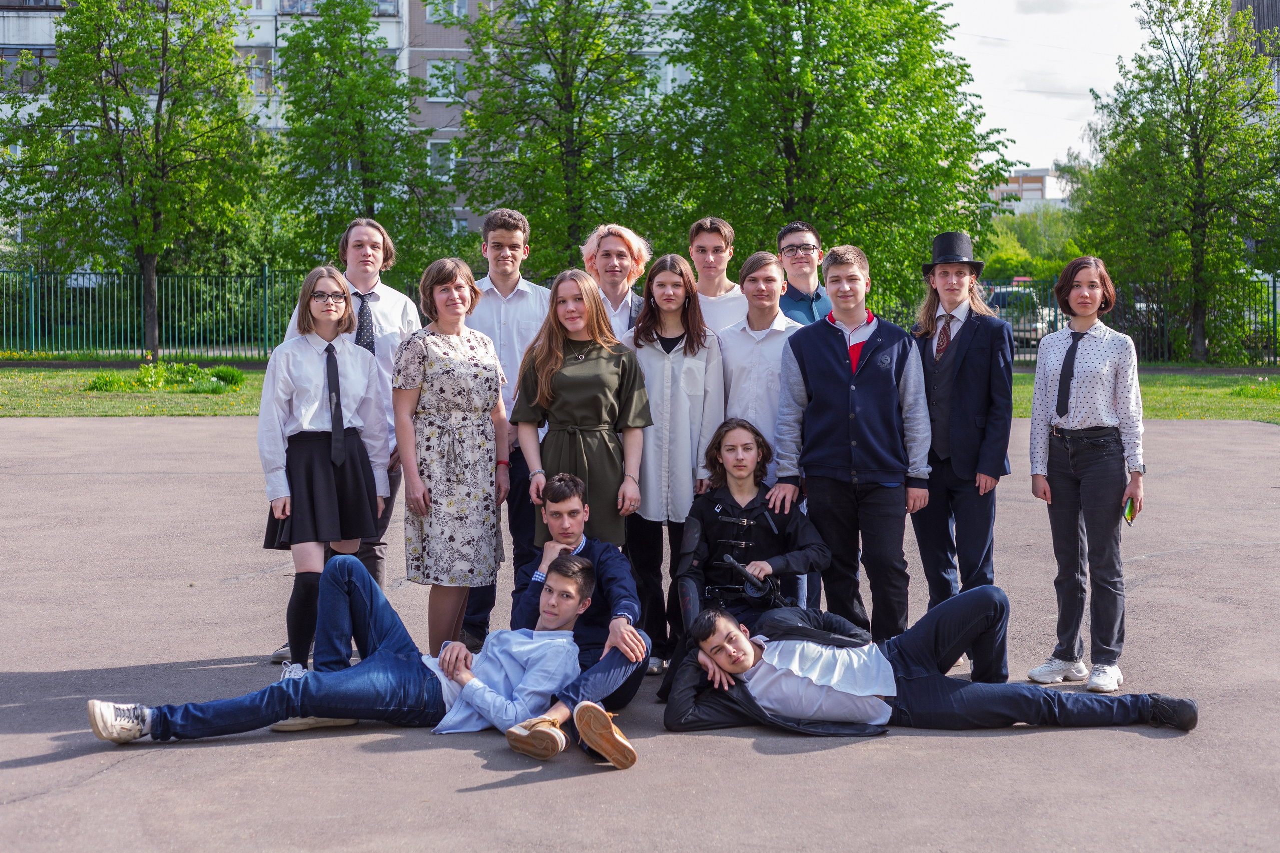 общая фотография 9 класса на улице