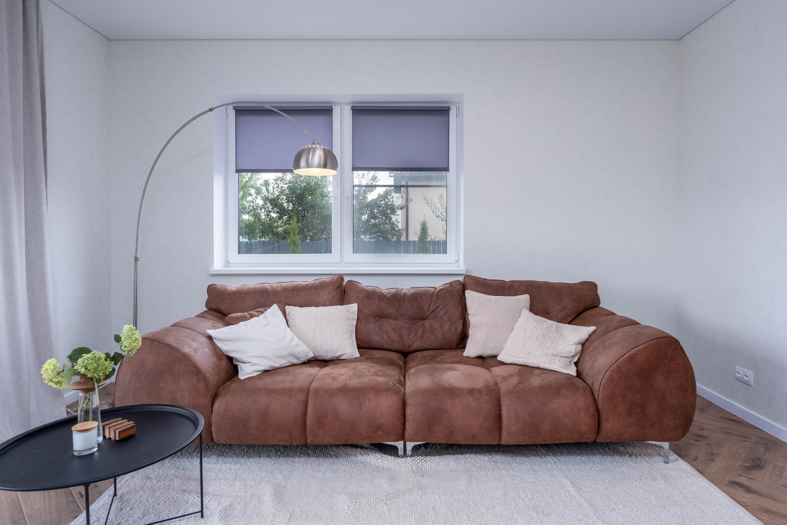 Диван в гостиной в частном доме