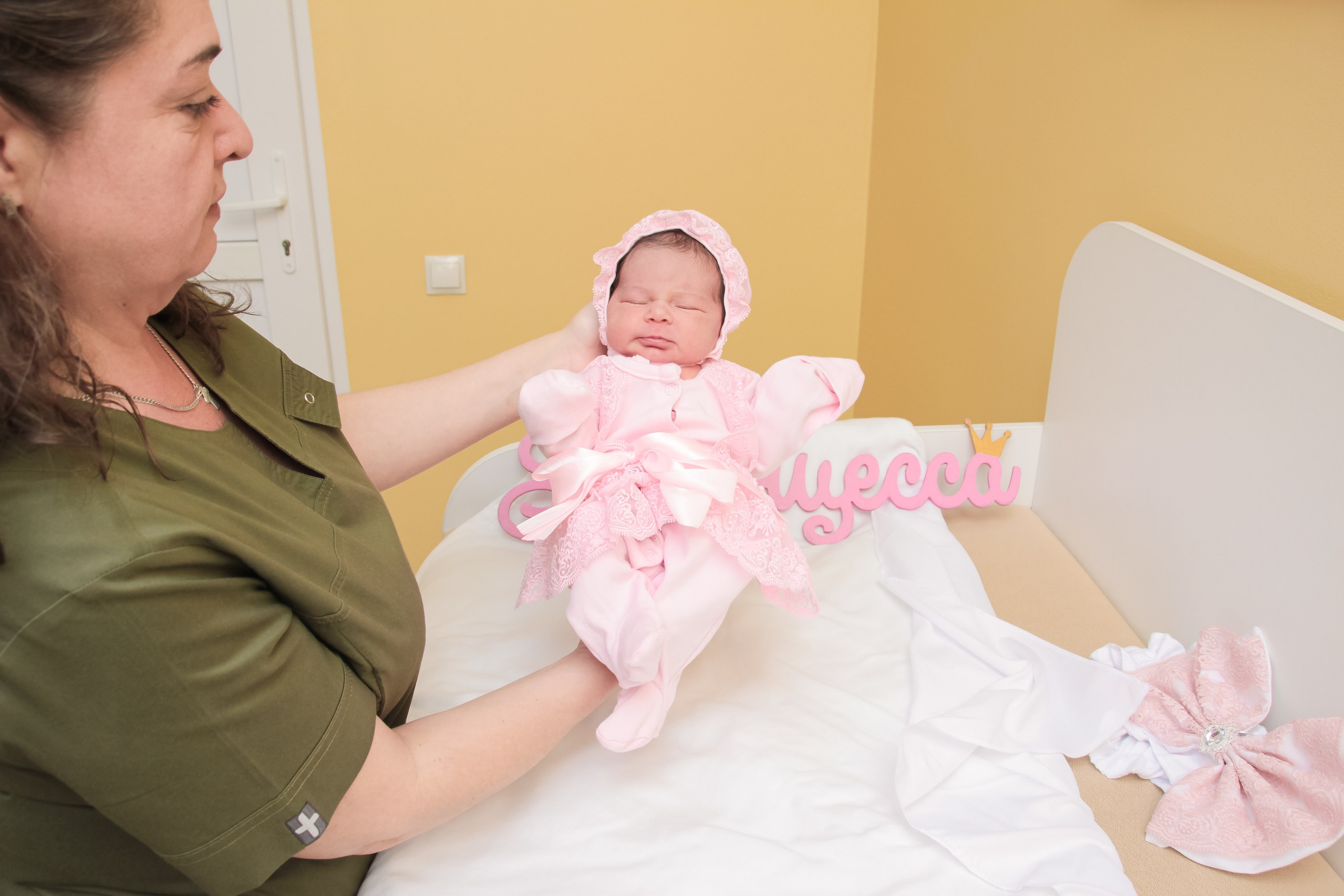 Новорождённый малыш на выписке из роддома в Волжском