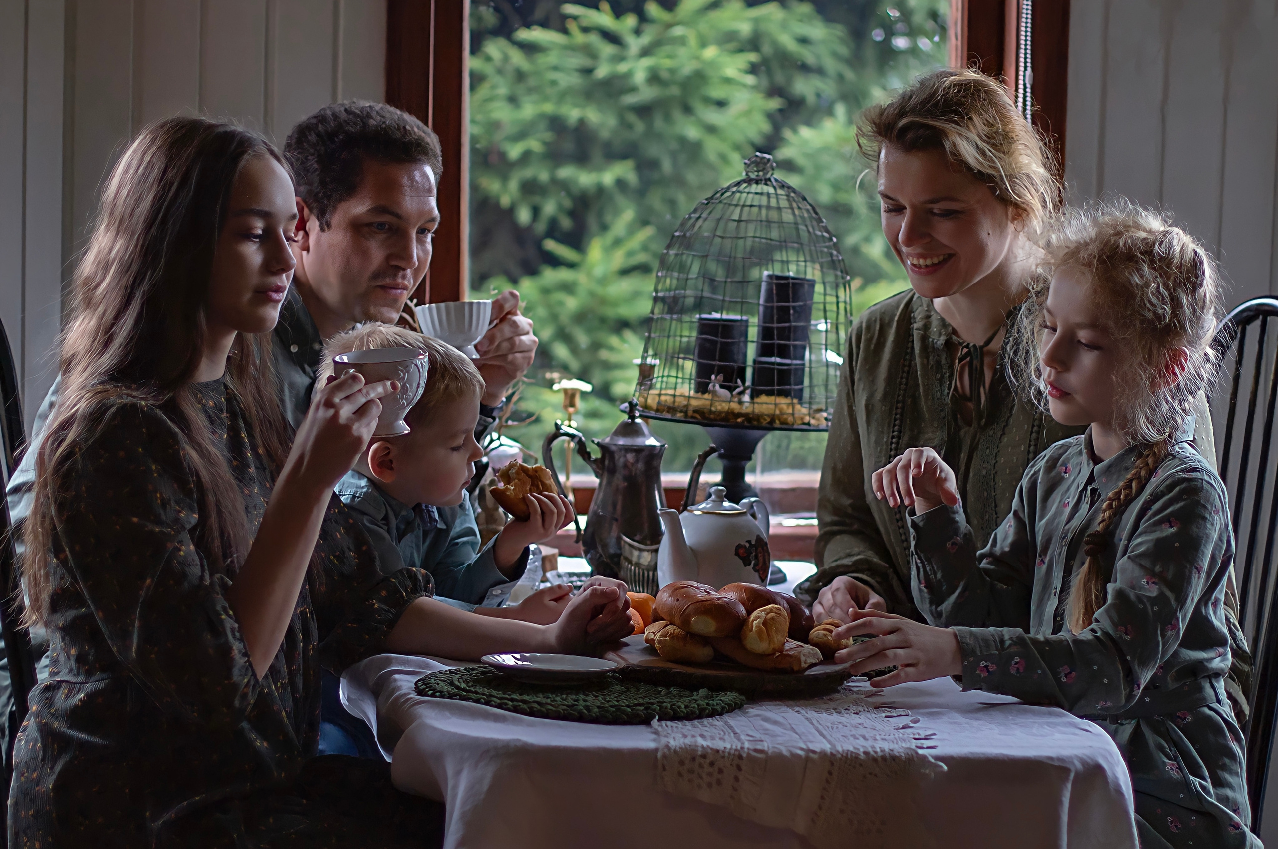 Семейная фотосессия дома. Домашняя семейная съемка. Вся семья вместе. 