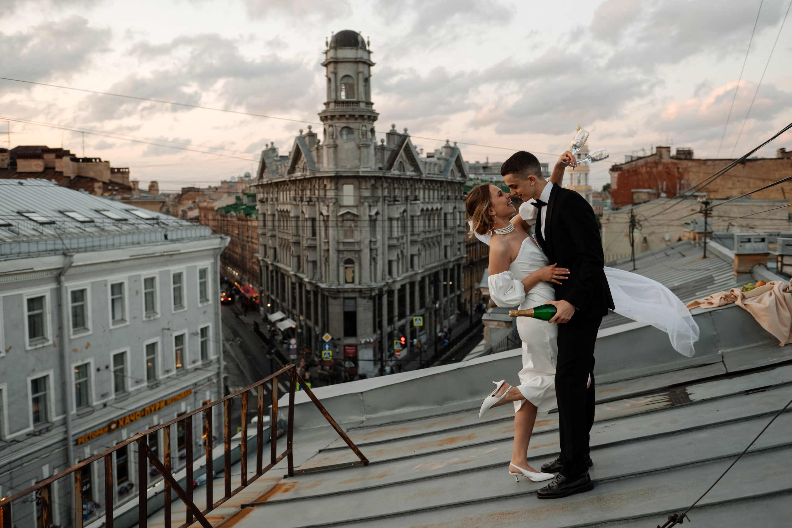 Свадебная фотосессия на закате на крыше Санкт-Петербург