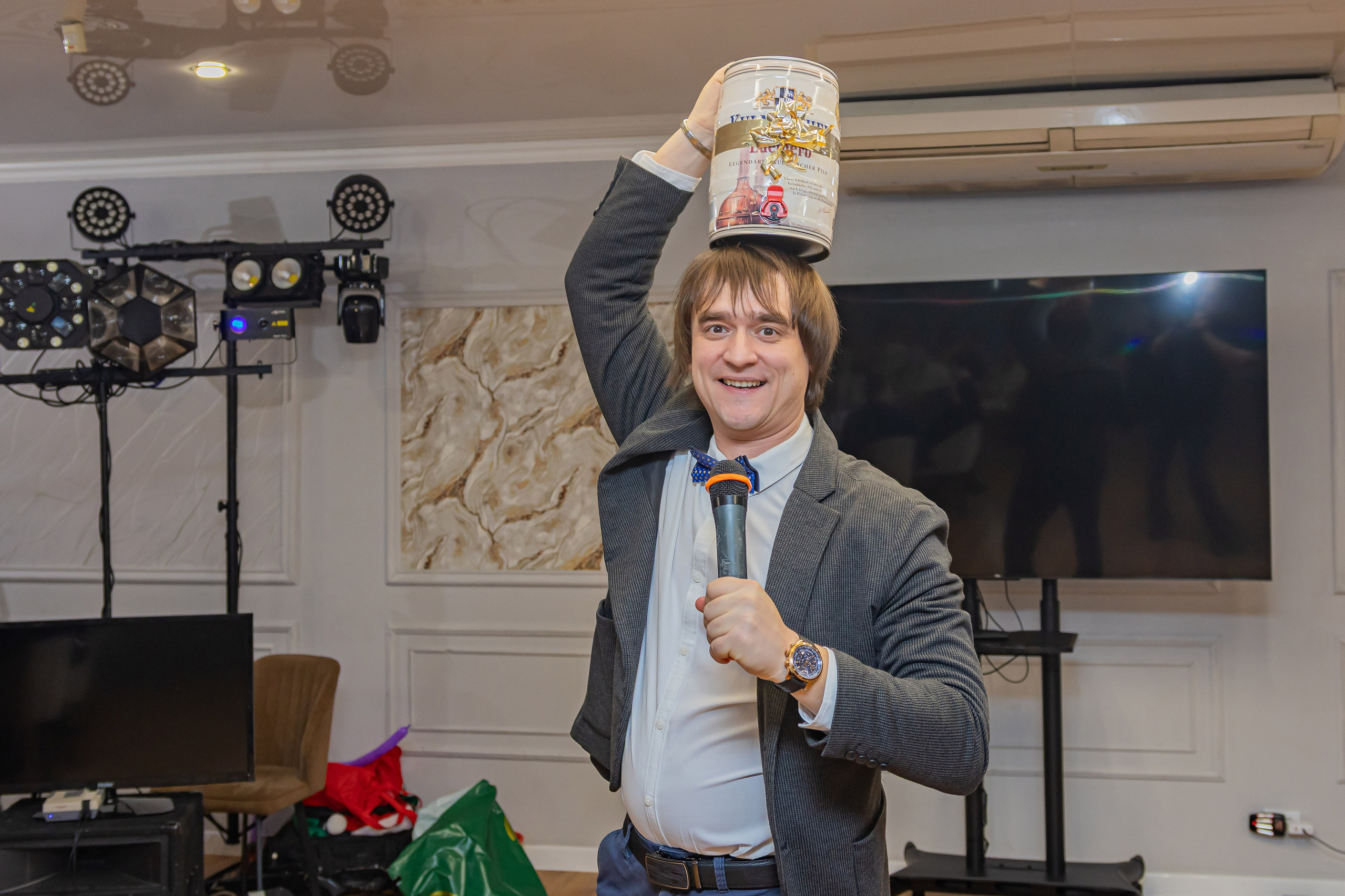 Ведущий свадеб Александр Марков на банкете с пивом