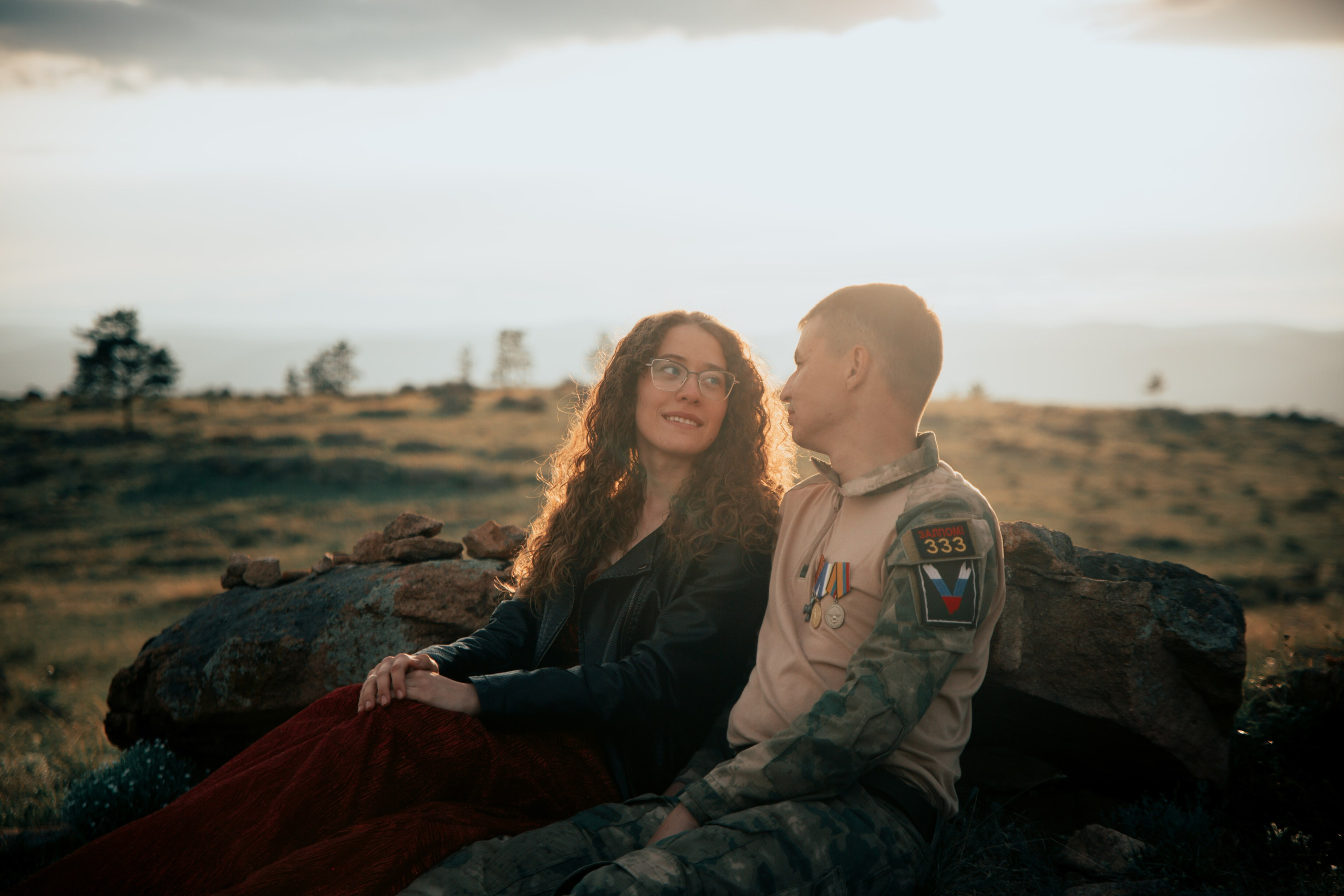 На закате двое сидят и смотрят друг на друга