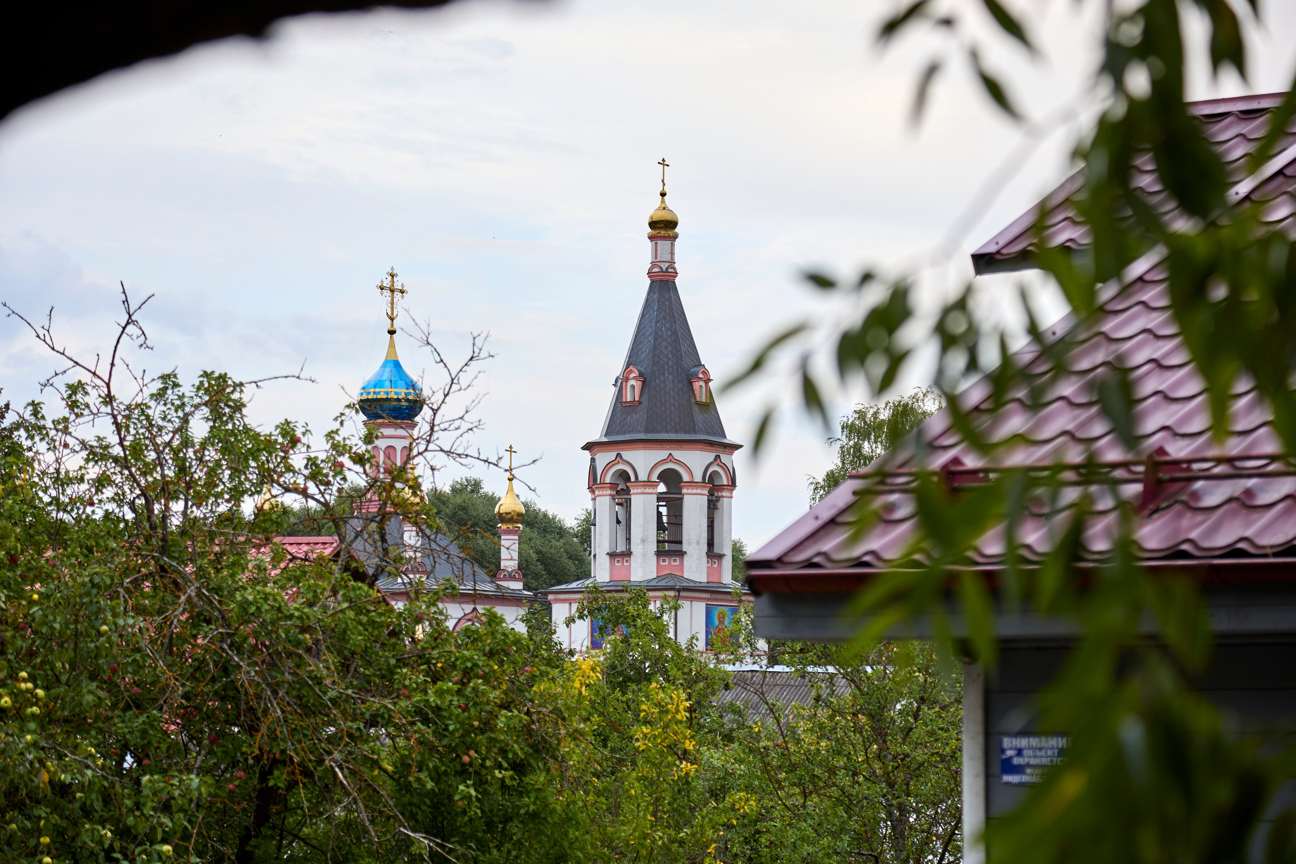 Переславль‑Залесский. Город, который словно тихо объясняет: всё важное&nbsp;— в&nbsp;простых вещах. У&nbsp;озера&nbsp;— лодка, у&nbsp;лавки&nbsp;— чай, у&nbsp;собора&nbsp;— тишина, в&nbsp;которой хочется задержаться. И&nbsp;мы&nbsp;задерживаемся.