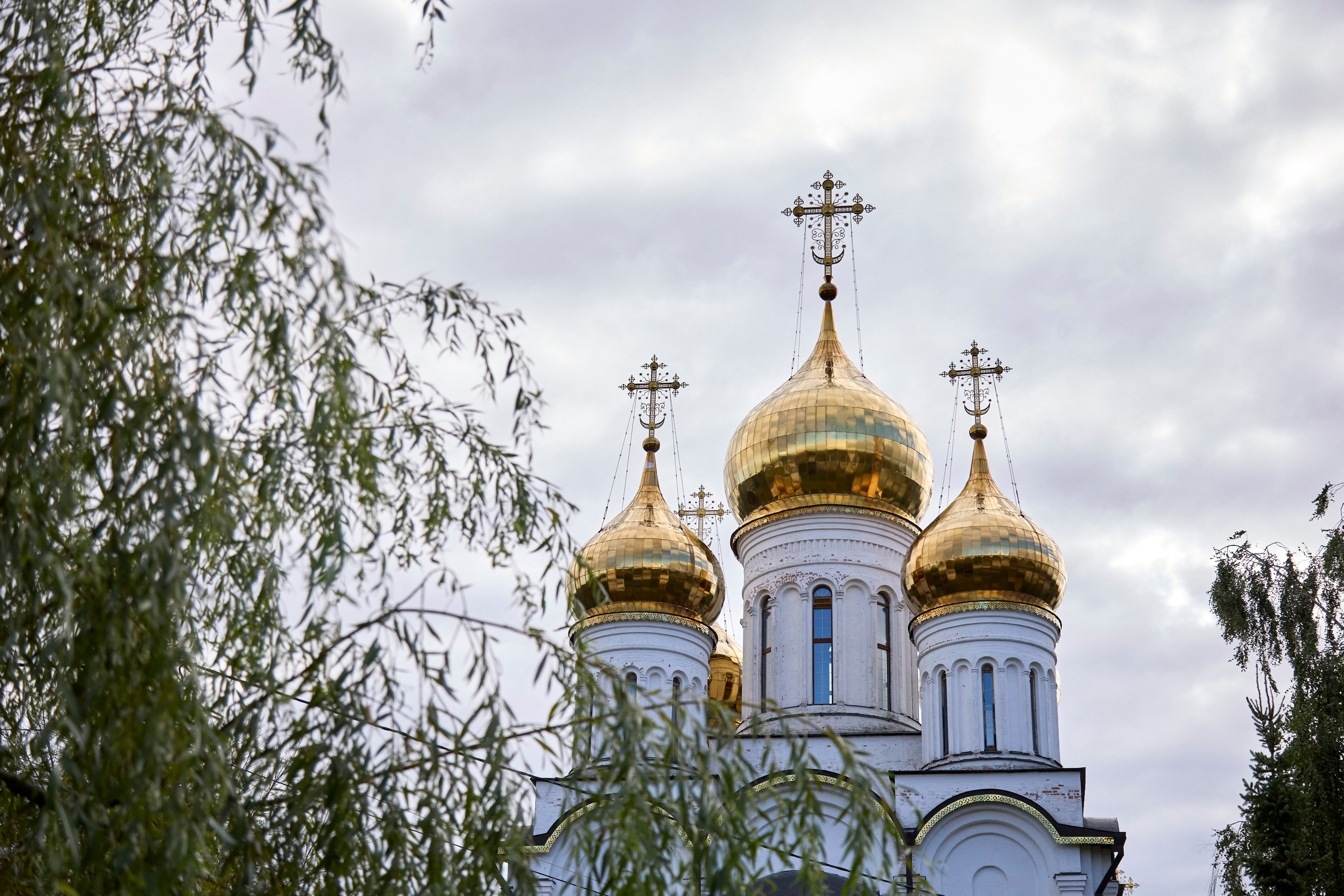 Переславль‑Залесский. Город, который словно тихо объясняет: всё важное&nbsp;— в&nbsp;простых вещах. У&nbsp;озера&nbsp;— лодка, у&nbsp;лавки&nbsp;— чай, у&nbsp;собора&nbsp;— тишина, в&nbsp;которой хочется задержаться. И&nbsp;мы&nbsp;задерживаемся.
