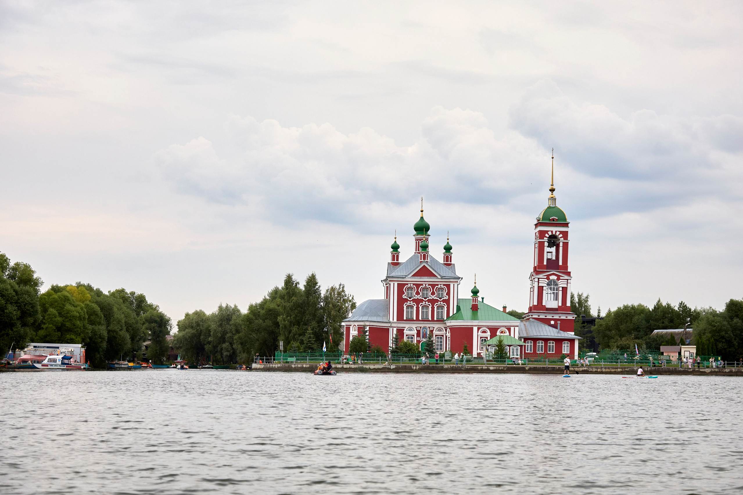 Переславль‑Залесский. Город, который словно тихо объясняет: всё важное&nbsp;— в&nbsp;простых вещах. У&nbsp;озера&nbsp;— лодка, у&nbsp;лавки&nbsp;— чай, у&nbsp;собора&nbsp;— тишина, в&nbsp;которой хочется задержаться. И&nbsp;мы&nbsp;задерживаемся.