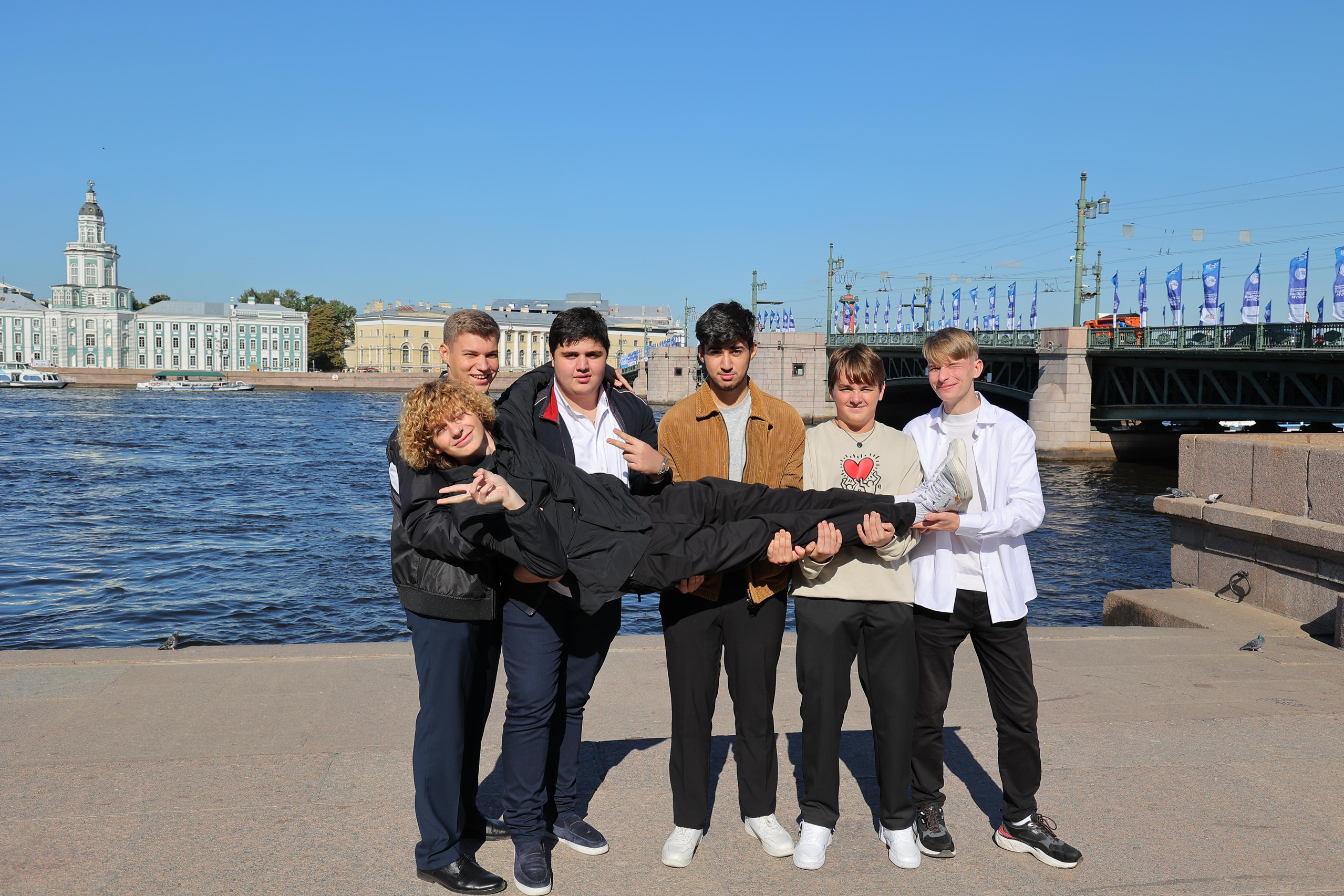 Прогулка по Питеру. Школьная фотография в Санкт-Петербурге, выпускные альбомы, фотосессии