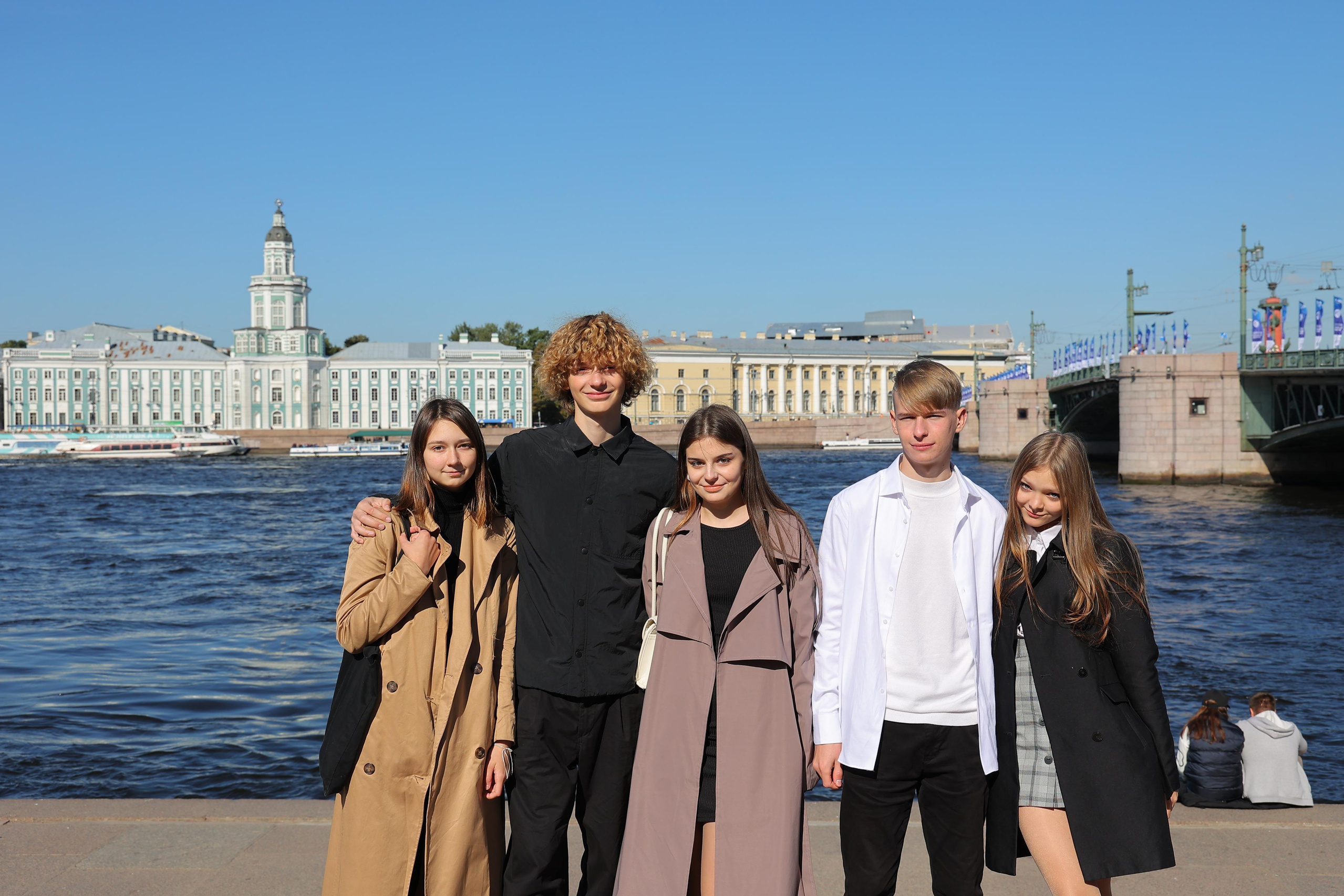 Прогулка по Питеру. Школьная фотография в Санкт-Петербурге, выпускные альбомы, фотосессии
