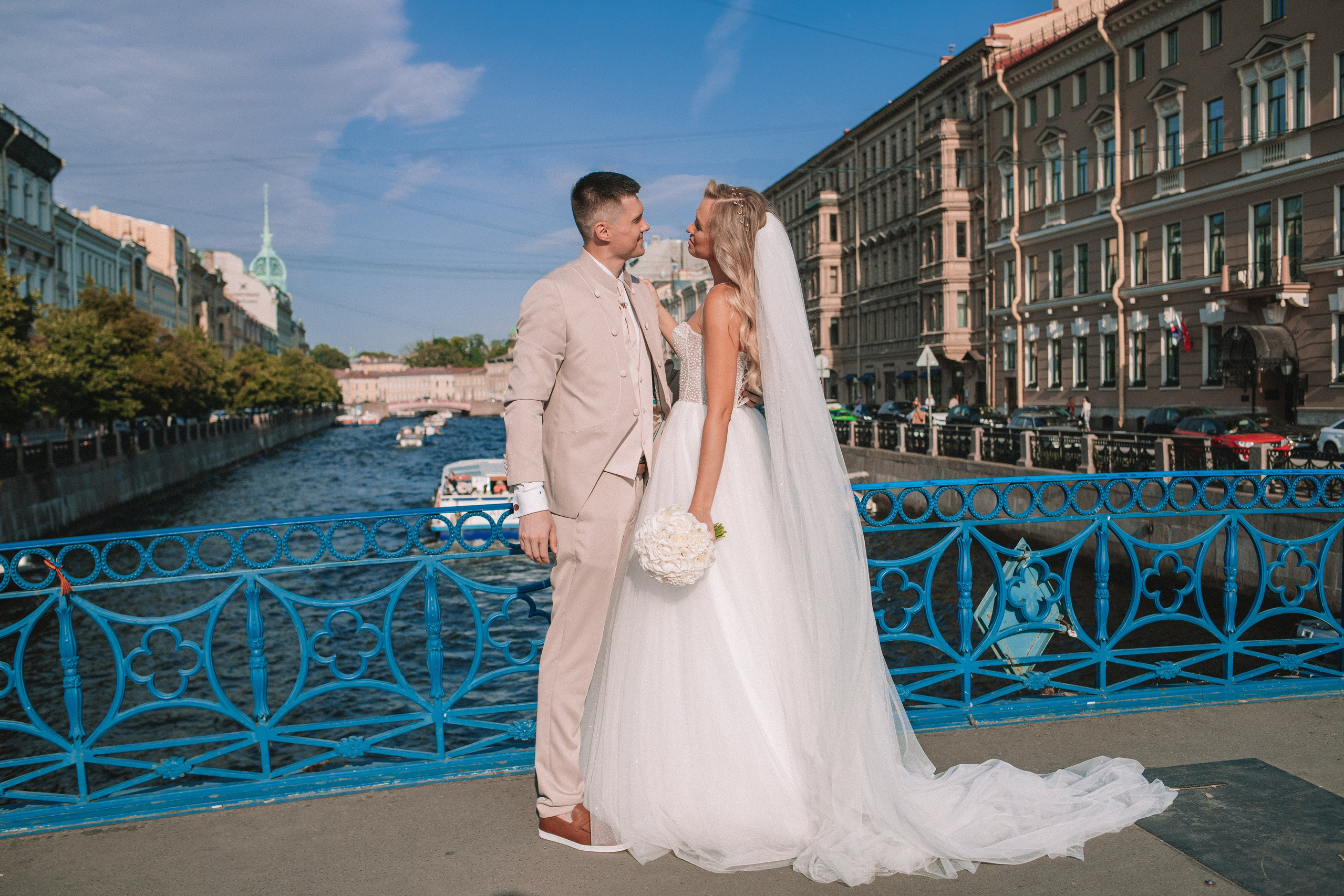Молодожёны у канала, свадебный фотограф СПб