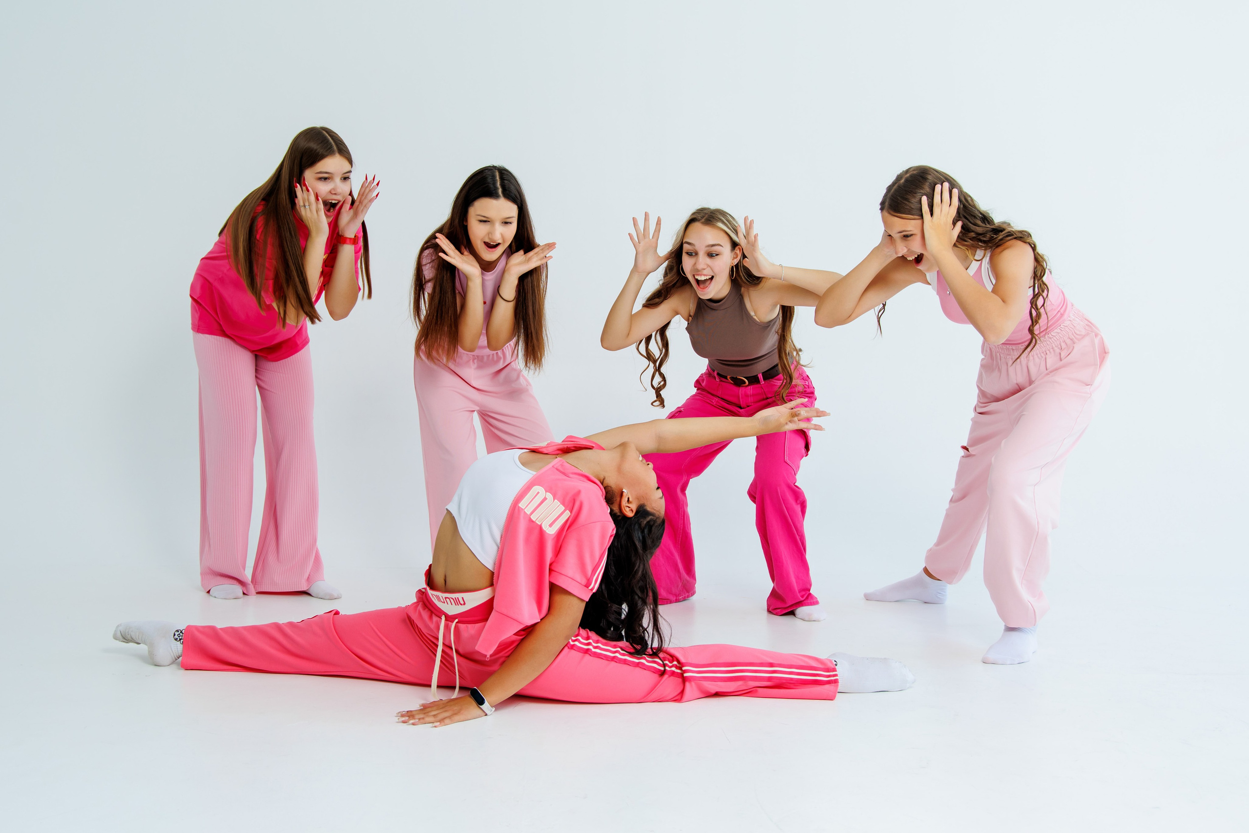 Дети лежат на полу головами друг к другу, взявшись за руки.