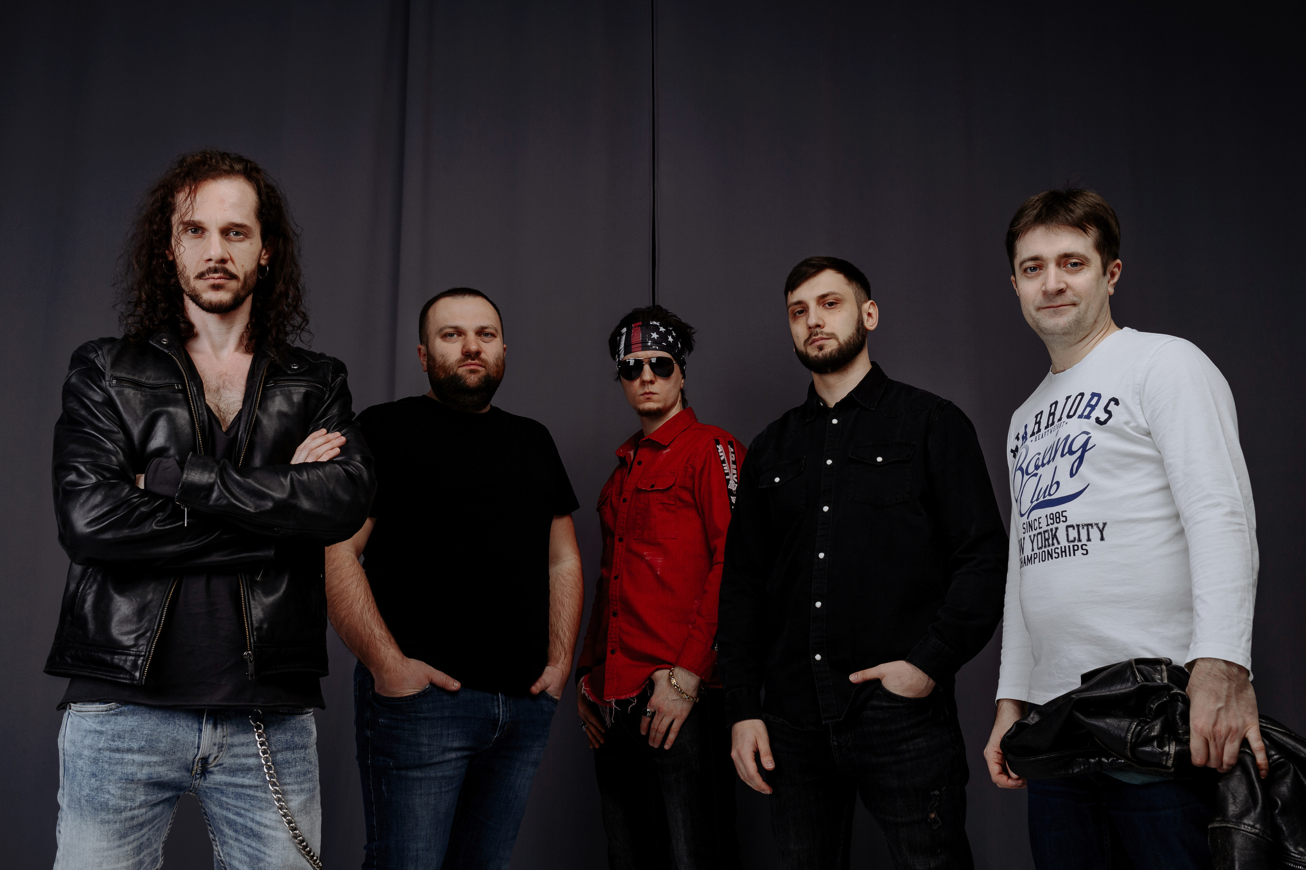 Пять мужчин в фотостудии