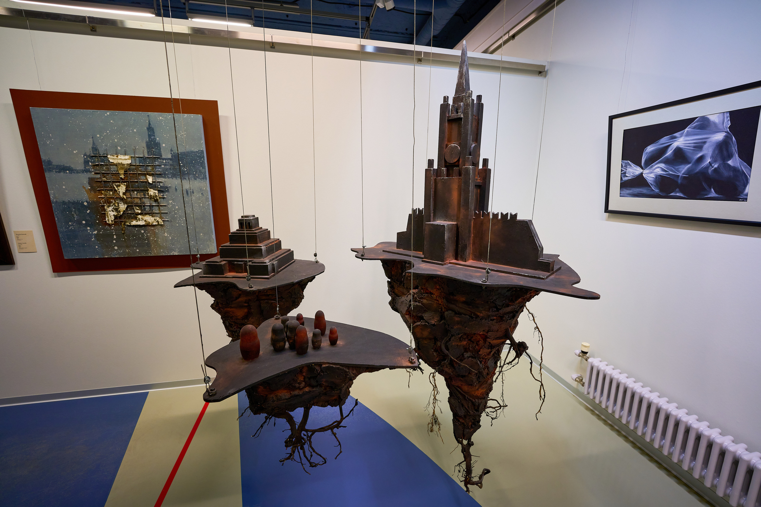 Композиция с парящим Кремлем в музее современного искусства Erarta в Санкт-Петербурге