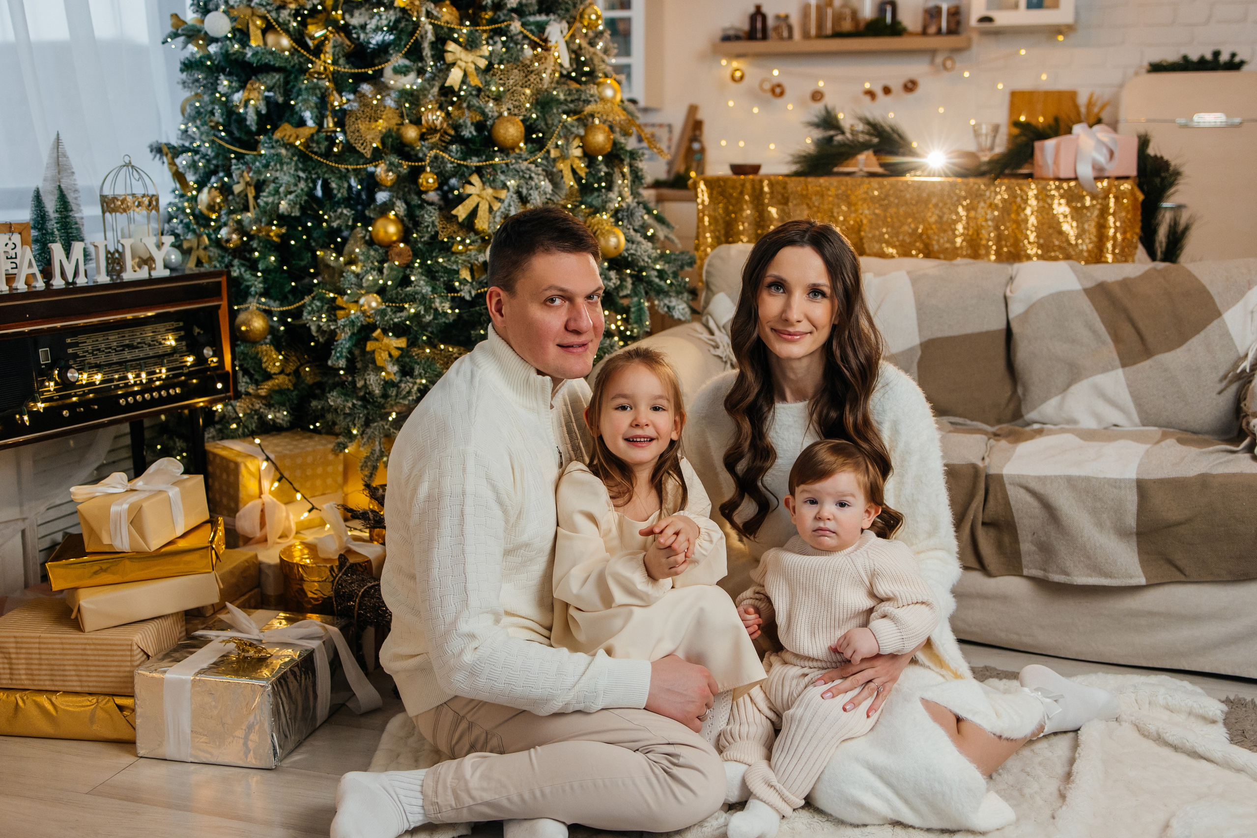 Семья на фотосессии в студии  из четырех человек