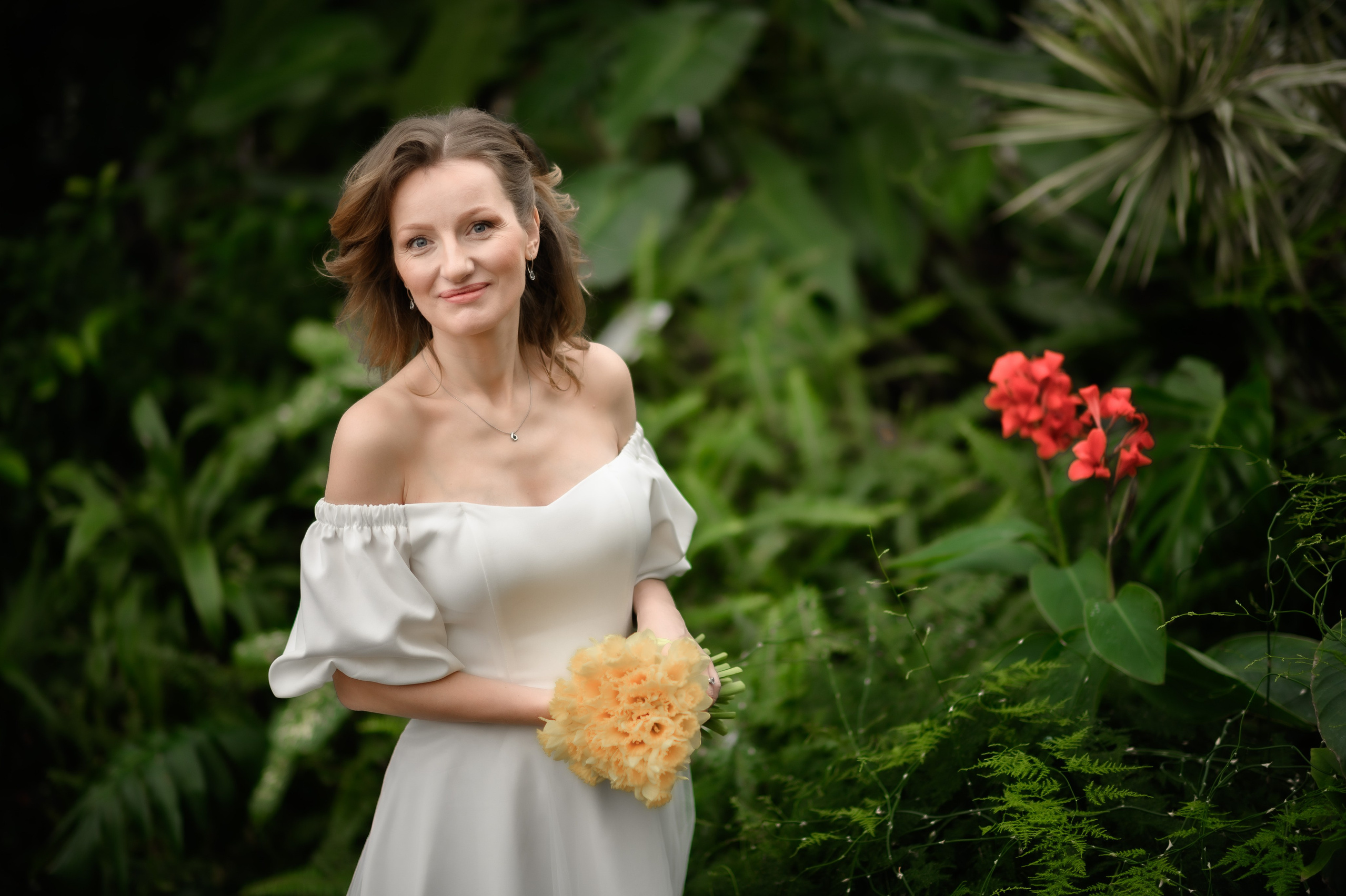 Свадебная фотосессия в Оранжерее Таврического сада зимой и в дождливую погоду в Санкт-Петербурге.