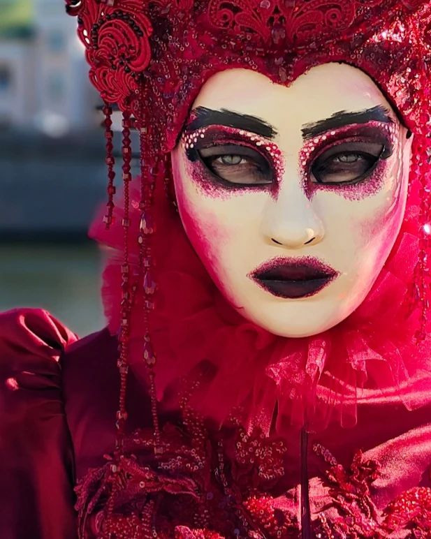 Мим в бордовом костюме в маске расписанной вручную.