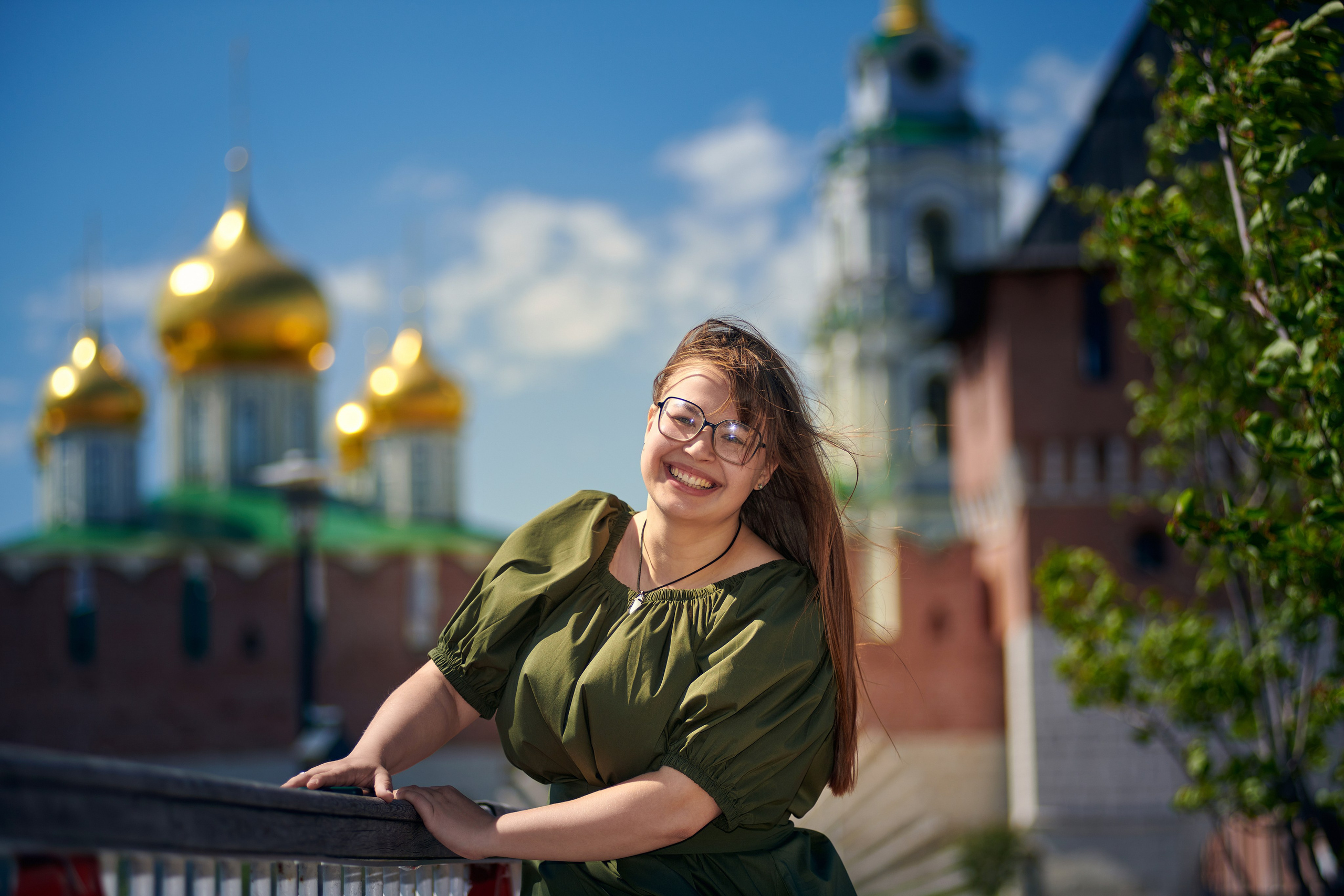 Яркий эмоциональный портрет девушки для школьного альбома