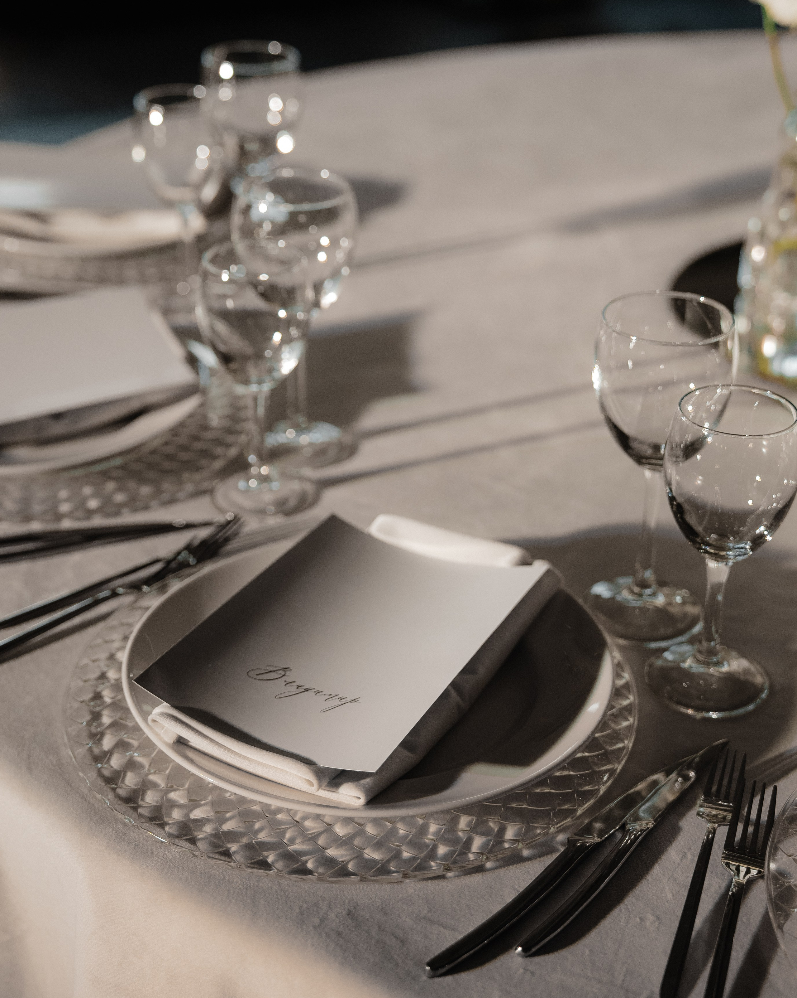 Банкетный зал в лучах золотистого света/свет на свадьбу. Световое оформление свадебных мероприятий и банкетов в Москве и Подмосковье