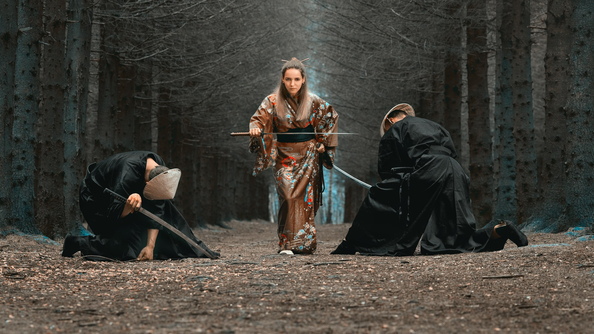 Девушка с мечом сражается с двумя самураями в лесу