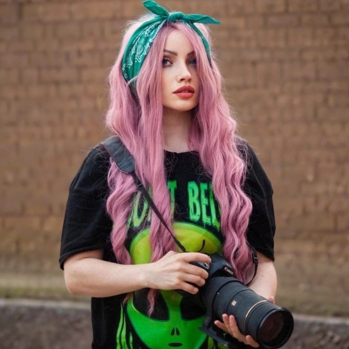 Фотосъемка концертов подходит не всем форматам и не всем задачам.Если приоритет — комфорт, уговоры или универсальные кадры «чтобы всем понравилось», этот подход не совпадает с форматом работы.Концертная фотография ориентирована на артистов, музыкальные группы и организаторов, которым важен образ, атмосфера и характер выступления, а не шаблонный результат. фотосъемка концертов, фотограф музыкальных групп, фотограф фестивалей.