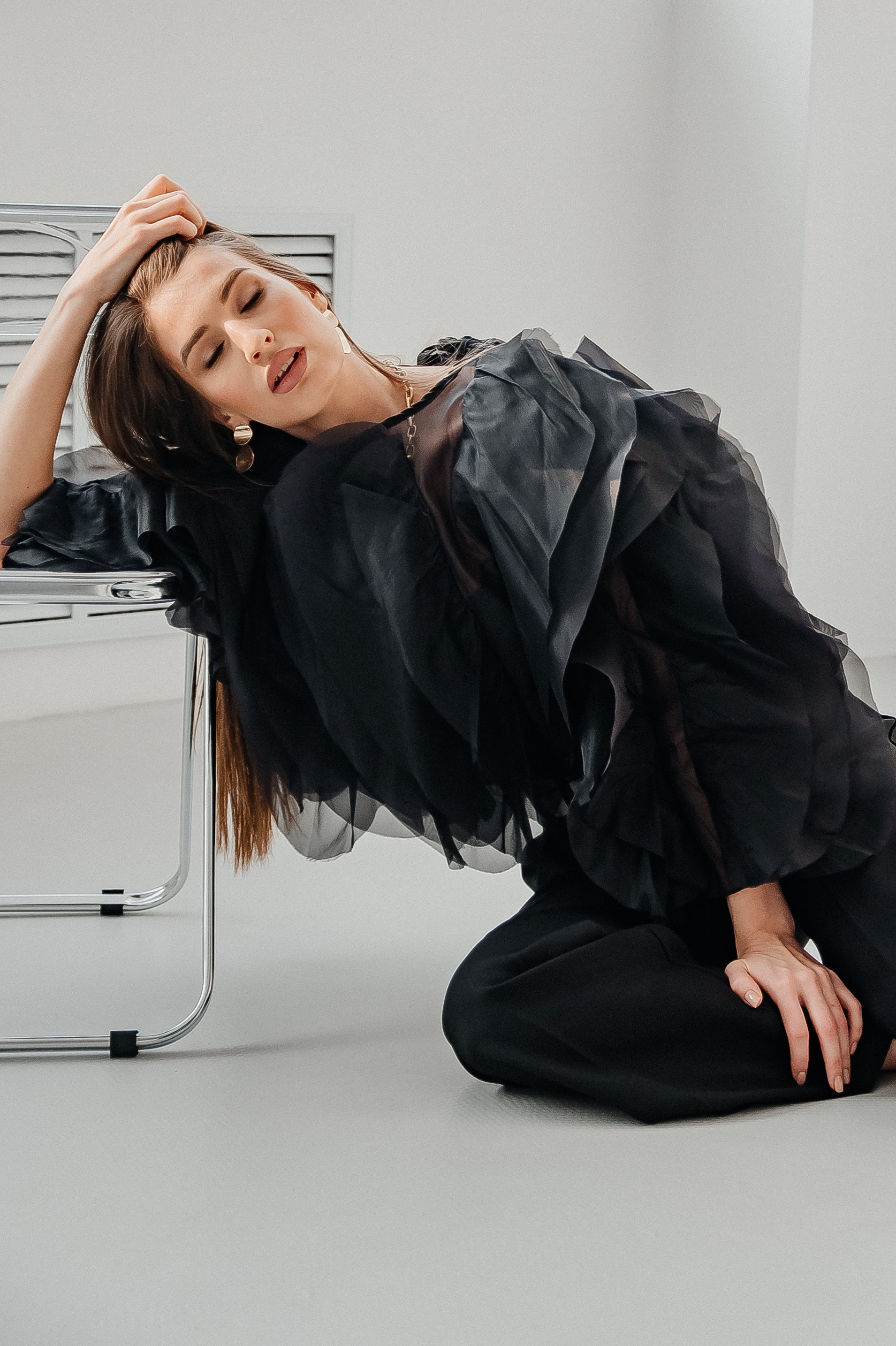 контентная фотография девушка в фотостудии