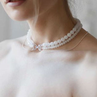 Предметное фото бижутерии - стильные и модные аксессуары.