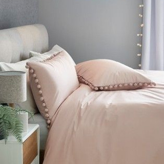 Профессиональная съемка, создающая образ стиля и современности в спальне.