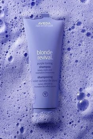 Предметная съемка зубной пасты с пузырьками пены в композиции.