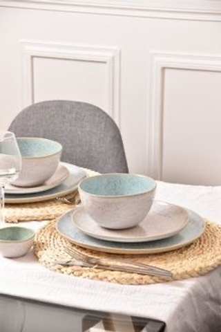 Референс для керамических тарелок с минималистичным дизайном в белом цвете.