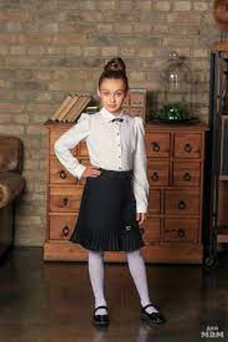 Стильная съемка школьной формы для акцента на ее универсальность