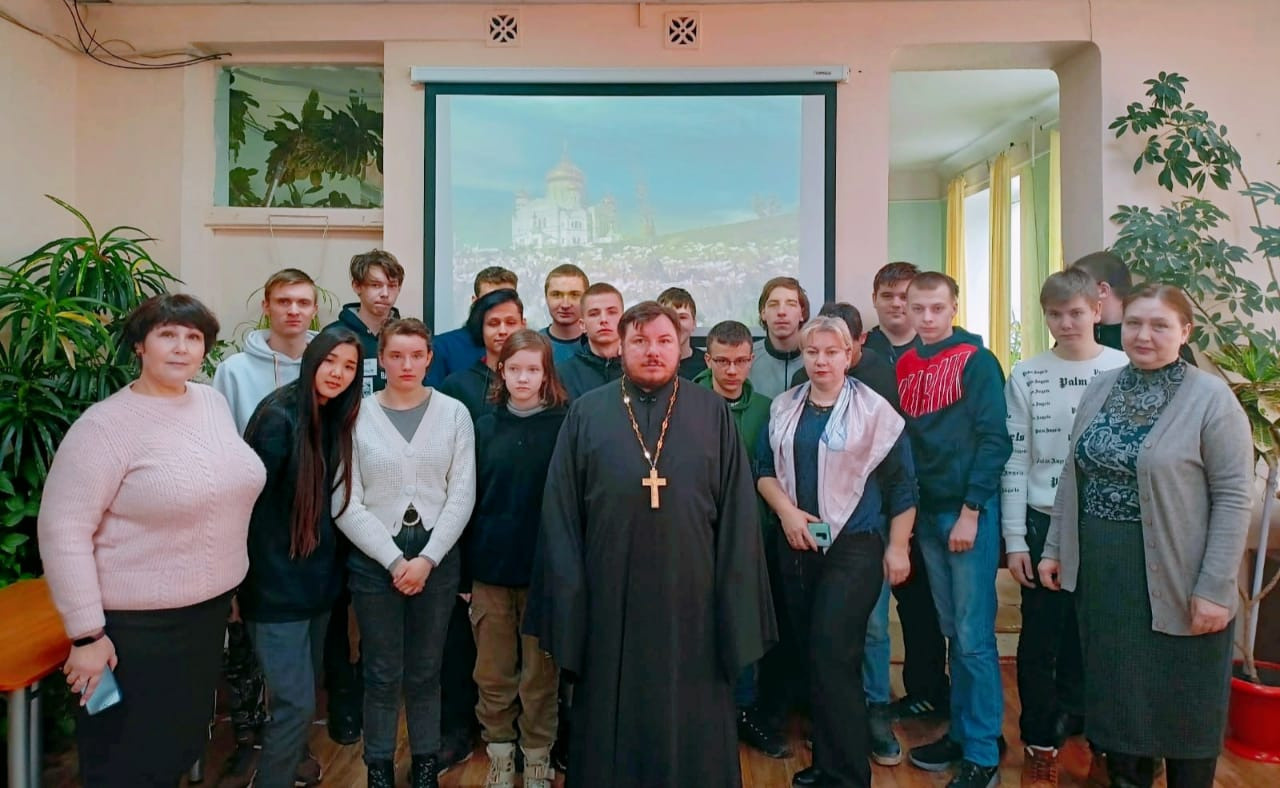 Священник поговорил со студентами о церковных таинствах. Северное благочиние Саратовской епархии