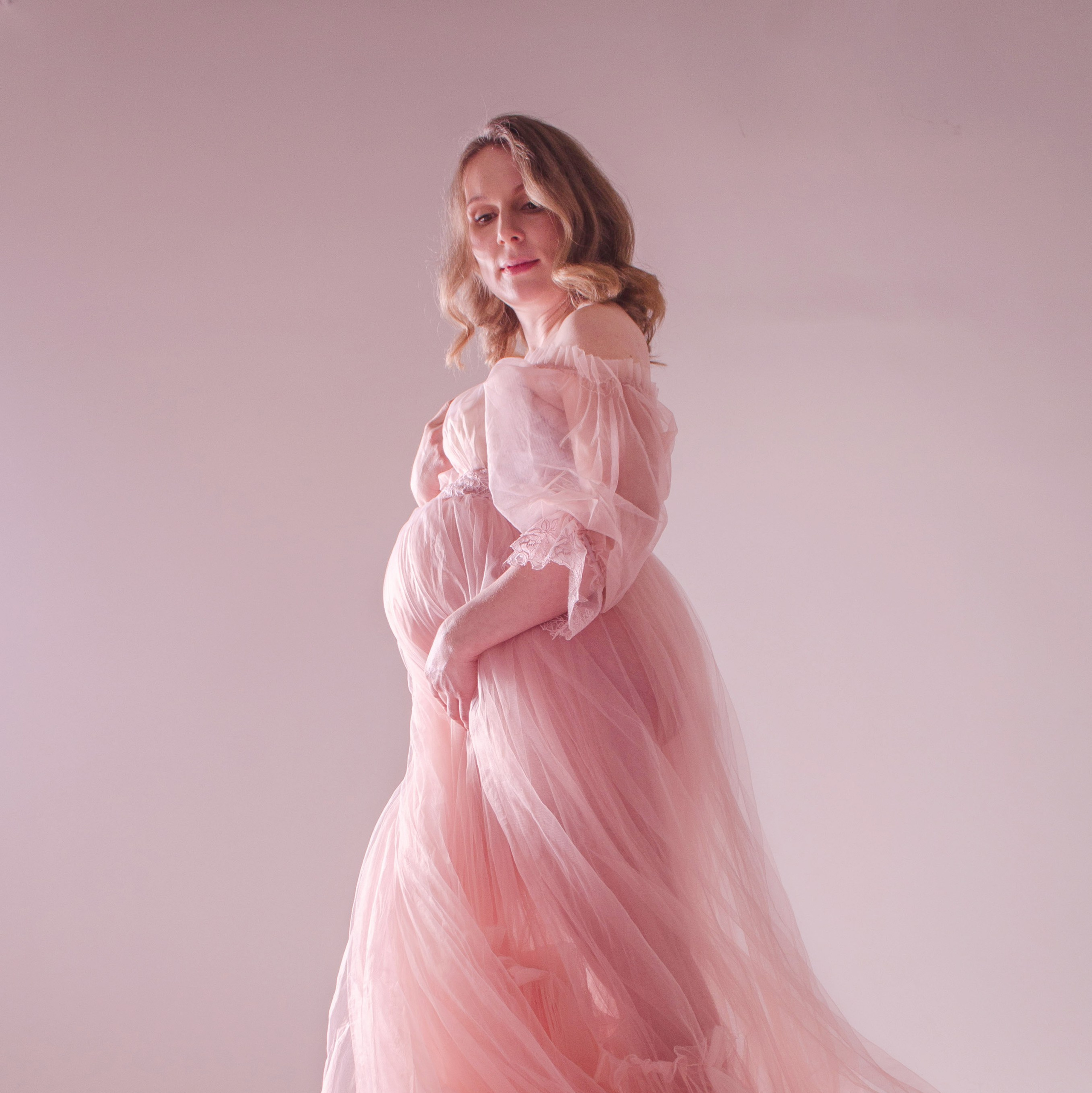 беременная девушка в розовом пышном платье