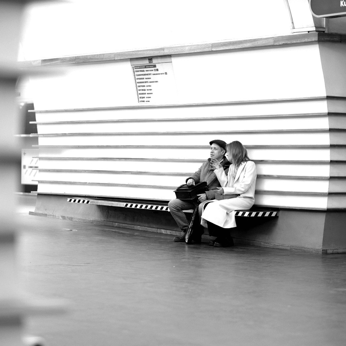 Пара в метро разговаривают