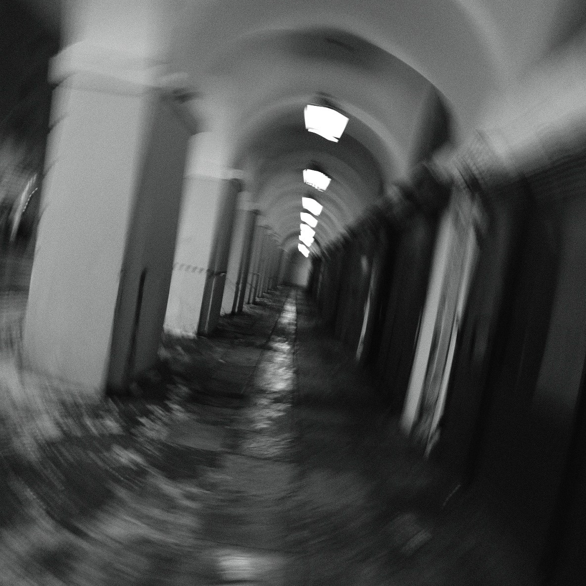 Архитектурные арки создают визуальную иллюзию туннеля