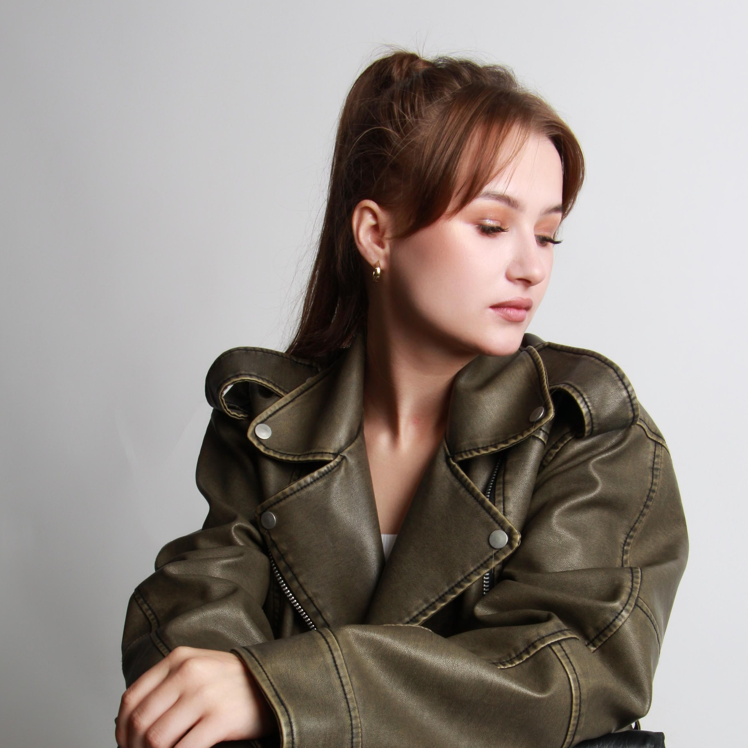 Услуги девушек моделей для предметной фотосессии в Новосибирске