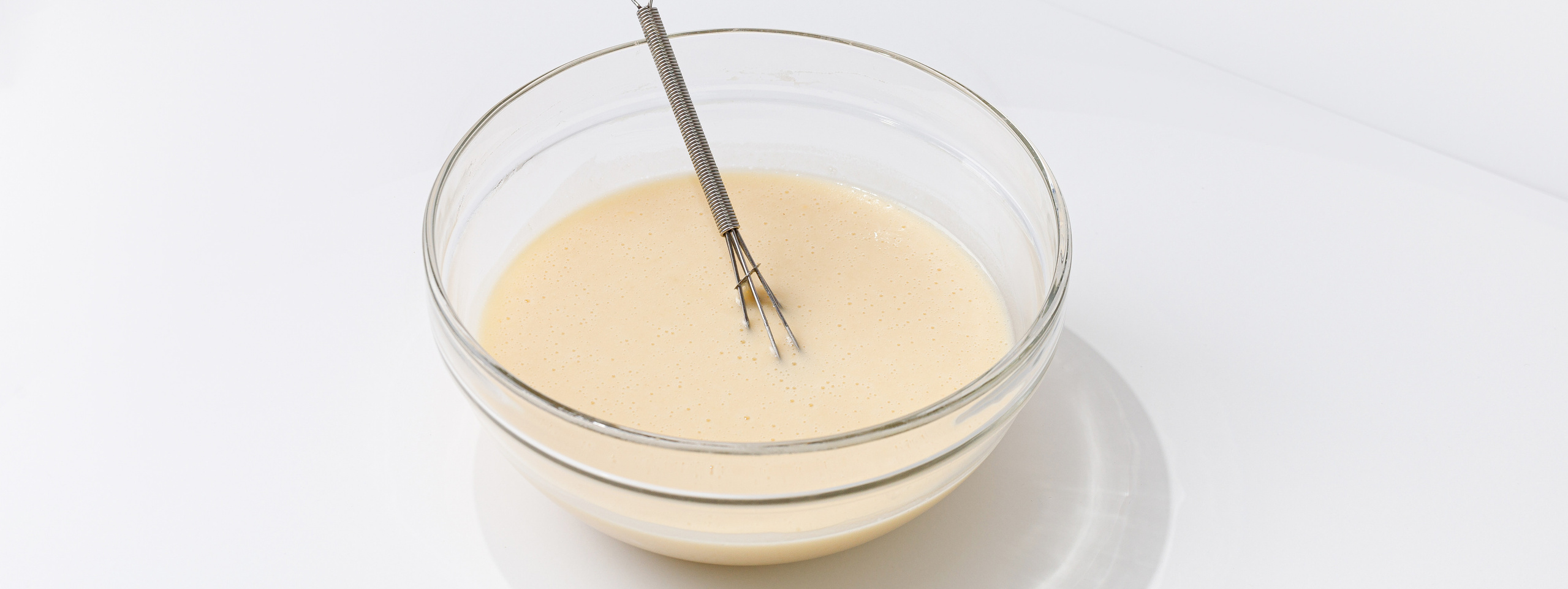 Отсаживаем тесто для эклеров через кондитерский мешок