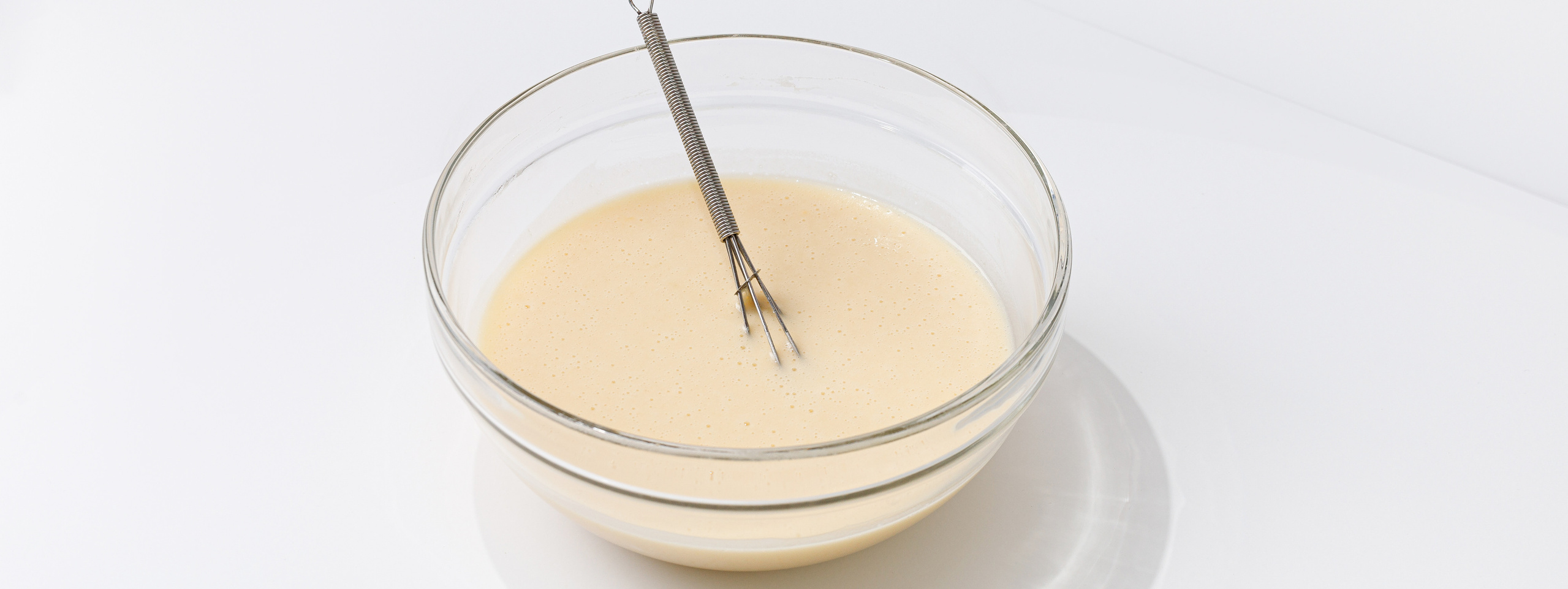 Отсаживаем тесто для эклеров через кондитерский мешок