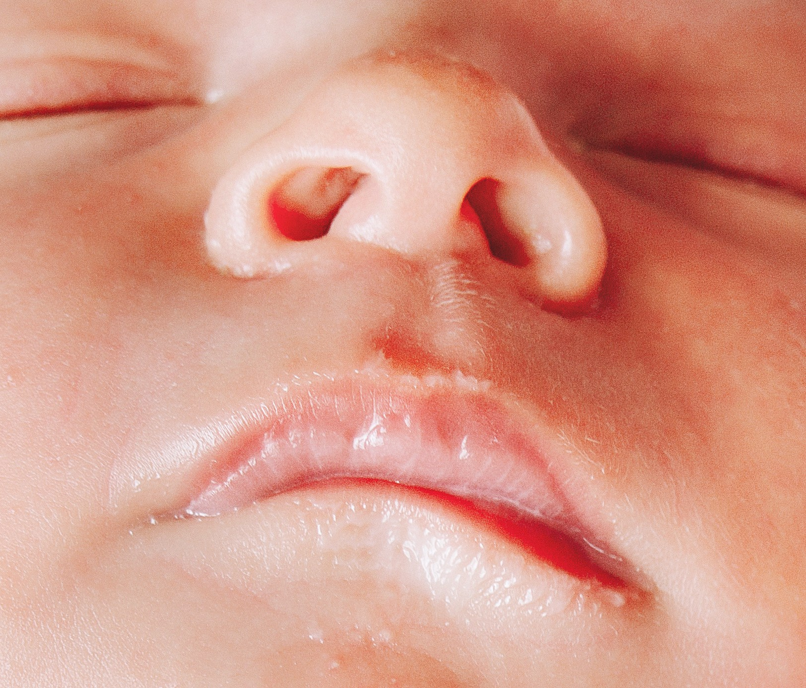 Фотосессия новорожденного с папой-полицейским в форме: нежность и защита