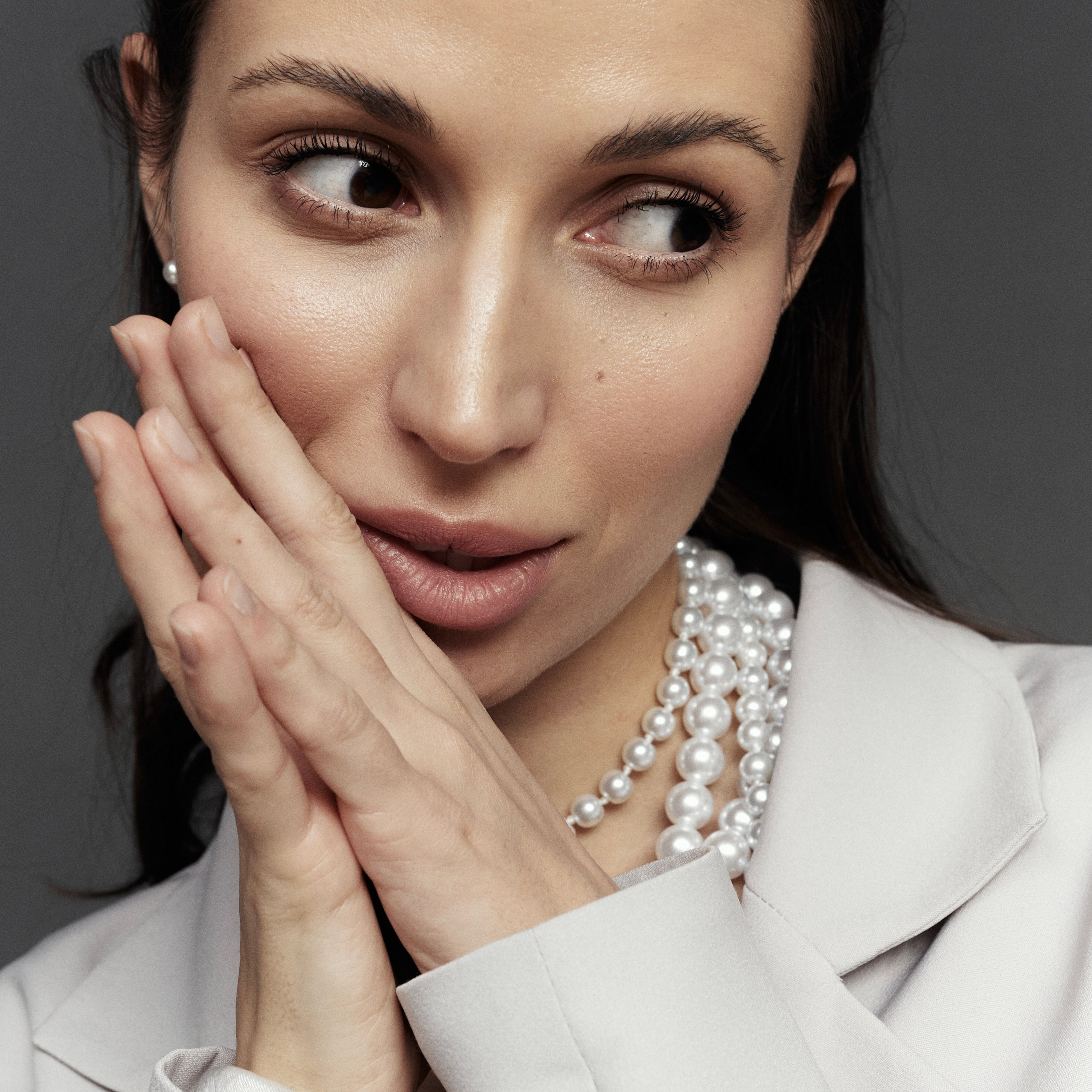 Портрет девушки в белом жакете с жемчужным ожерельем