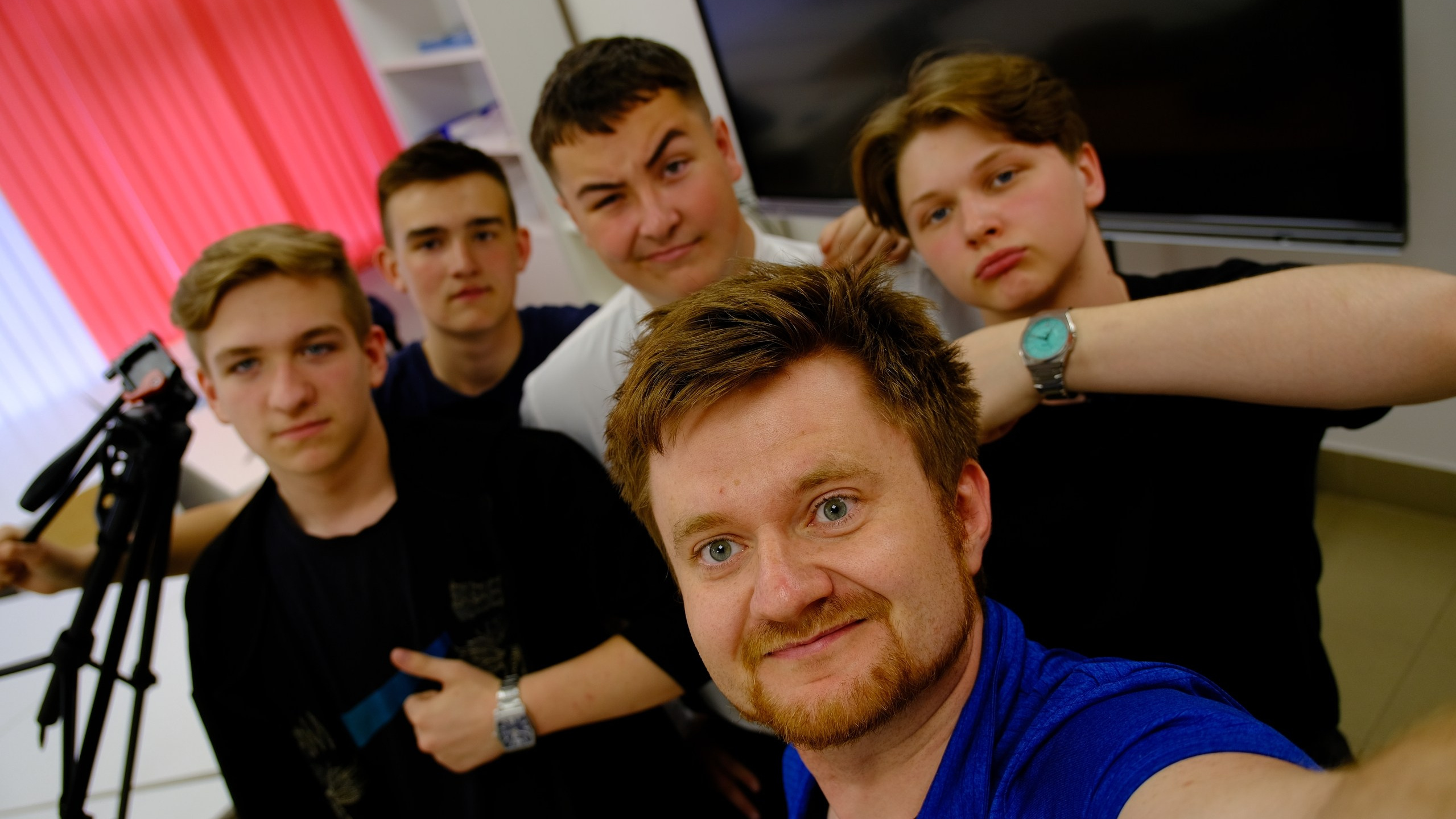 Кирилл Ситнов с учениками на внеурочном занятии в школе.