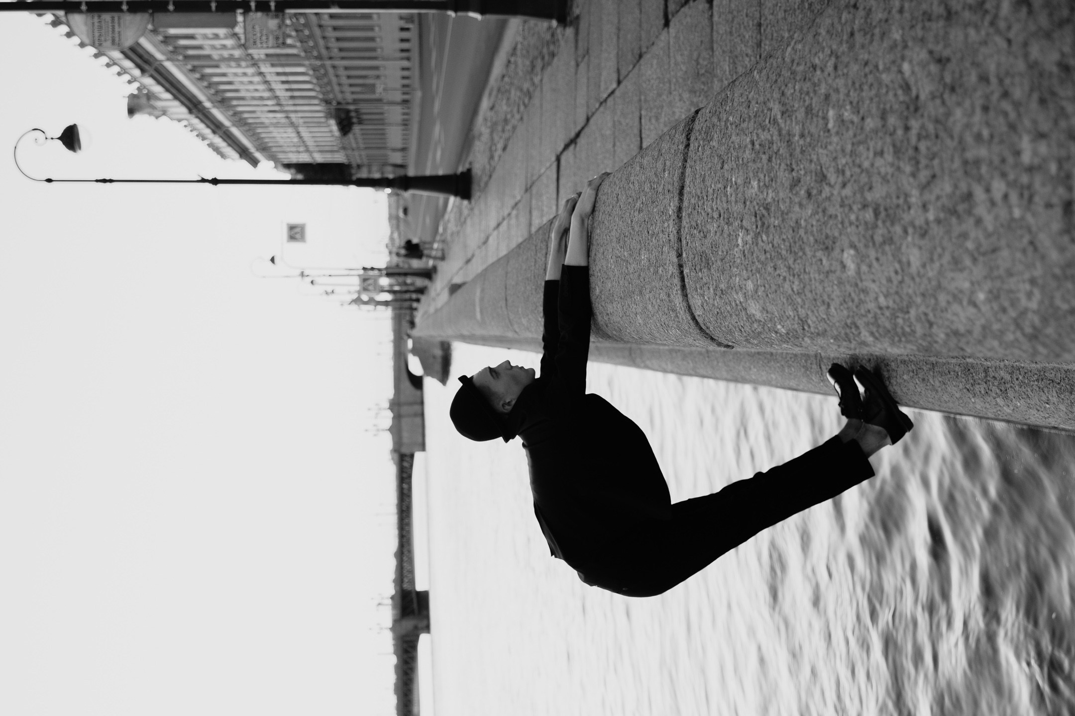 Фотография в Питере парня свисающего над пропастью 