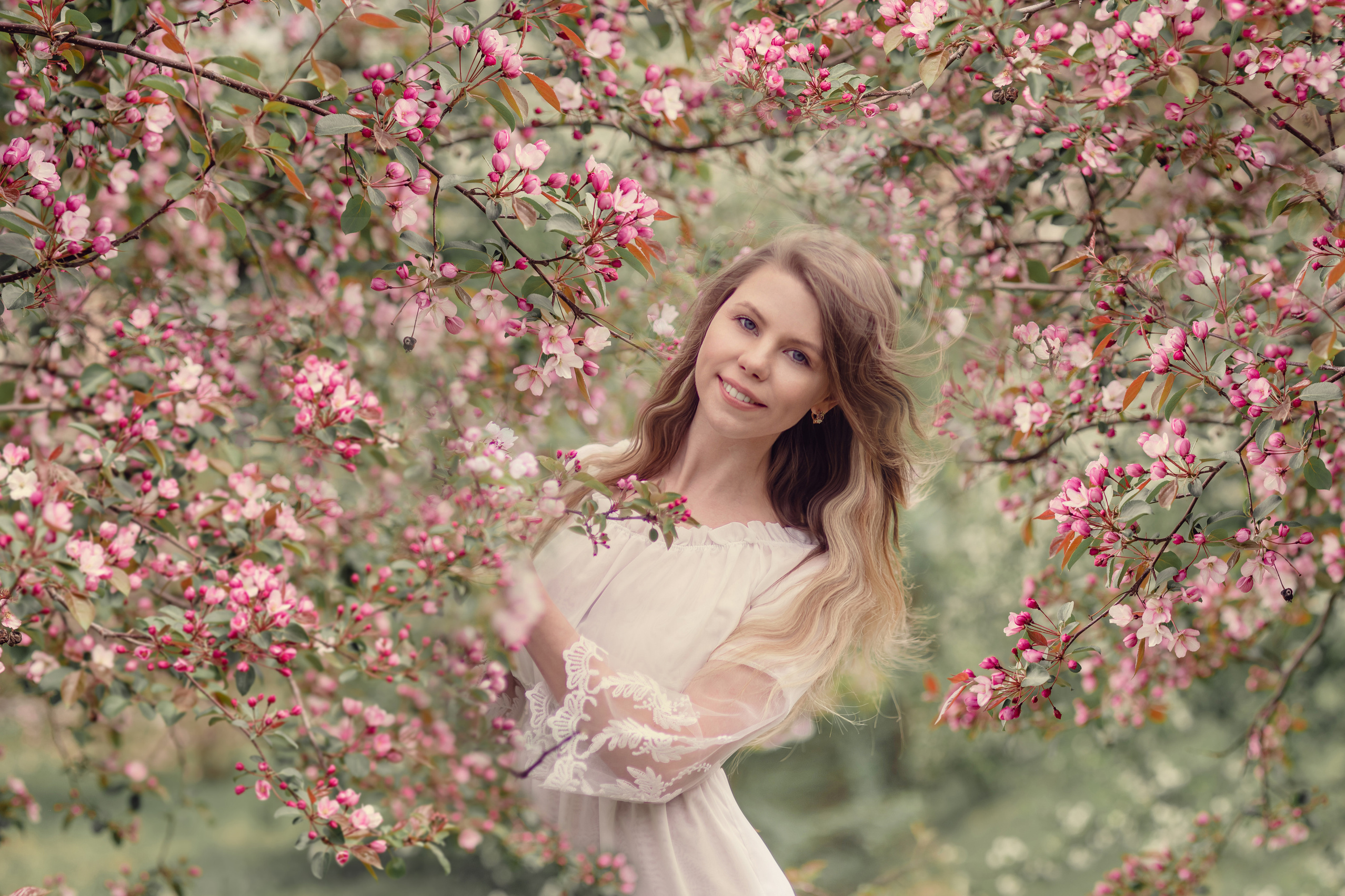 Фотосессия в цветениях яблони, вишни и сирени. Портретный фотограф в Москве, Московской области. Деловой портрет