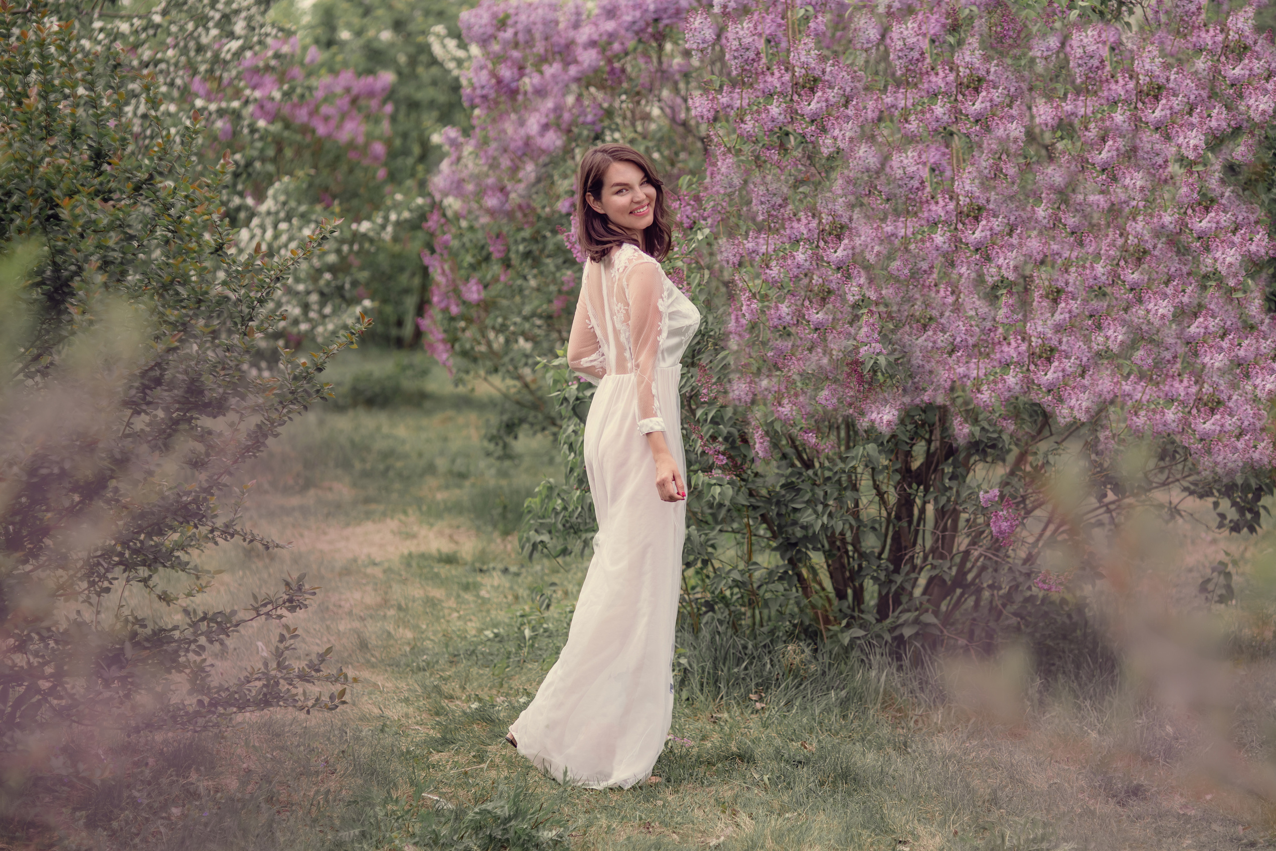 Фотосессия в цветениях яблони, вишни и сирени. Портретный фотограф в Москве, Московской области. Деловой портрет