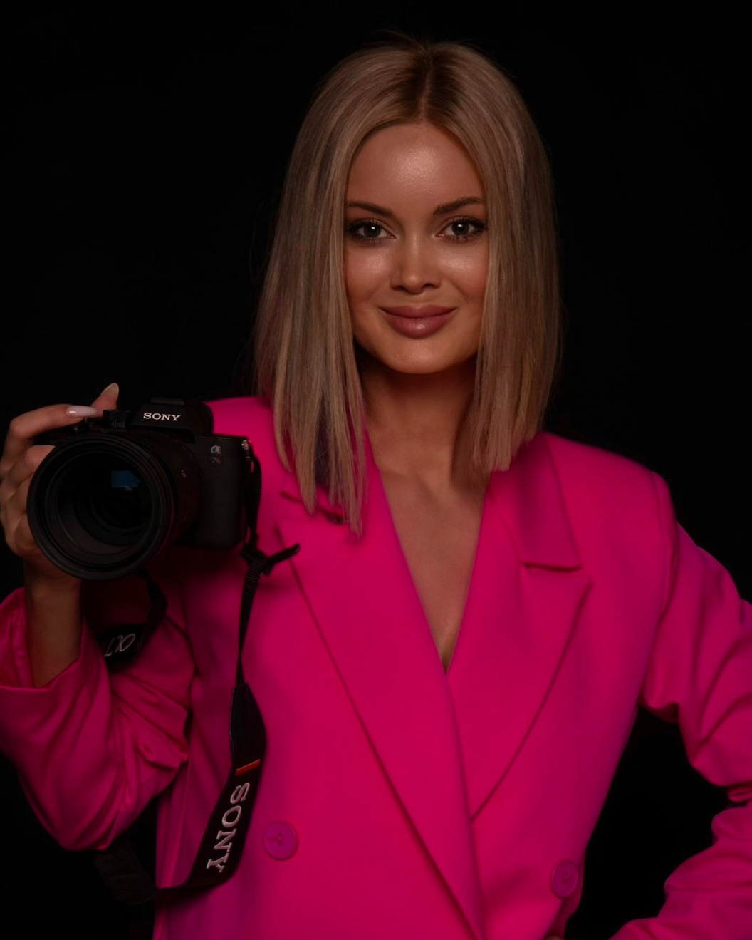 Описание:  Погрузитесь в мир стильных автомобилей с нашей услугой фотосессии с красивыми машинами в аренду. Мы предлагаем широкий выбор современных и классических автомобилей, которые станут идеальным фоном для ваших фотографий. Наша команда профессиональных фотографов поможет вам запечатлеть незабываемые моменты, будь то свадьба, день рождения или просто желание создать уникальные снимки. Мы гарантируем высокий уровень сервиса и индивидуальный подход к каждому клиенту.Ключевые слова:  фотосессия с автомобилями, аренда автомобилей для фотосессии, красивые машины, фотосессия на фоне автомобилей, профессиональная фотосессия, аренда машин, фотосессия для мероприятий, стильные автомобили, автомобильная фотосессия, уникальные фотографии.