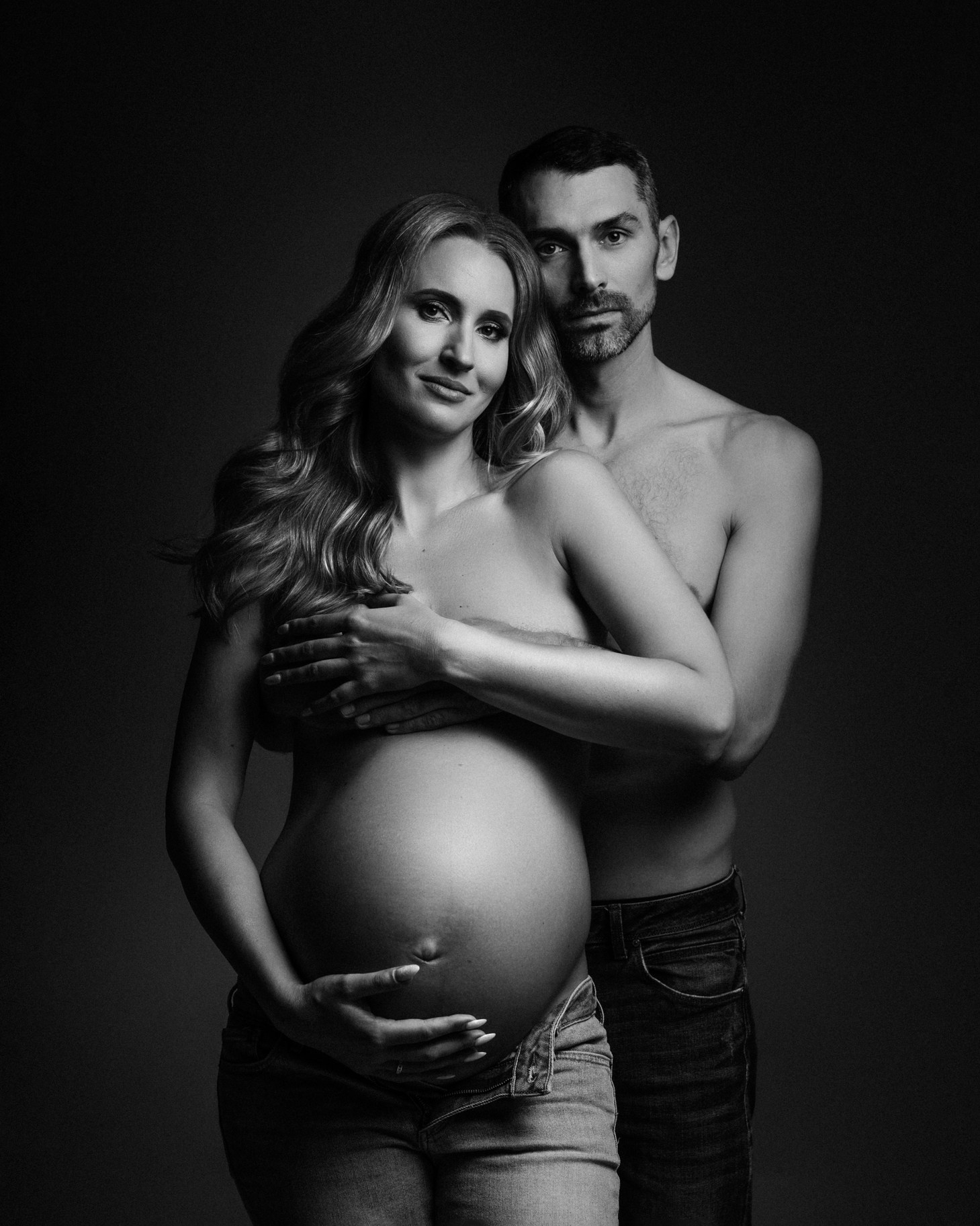 Фотосессия беременной с мужем в студии с макияжем и укладкой