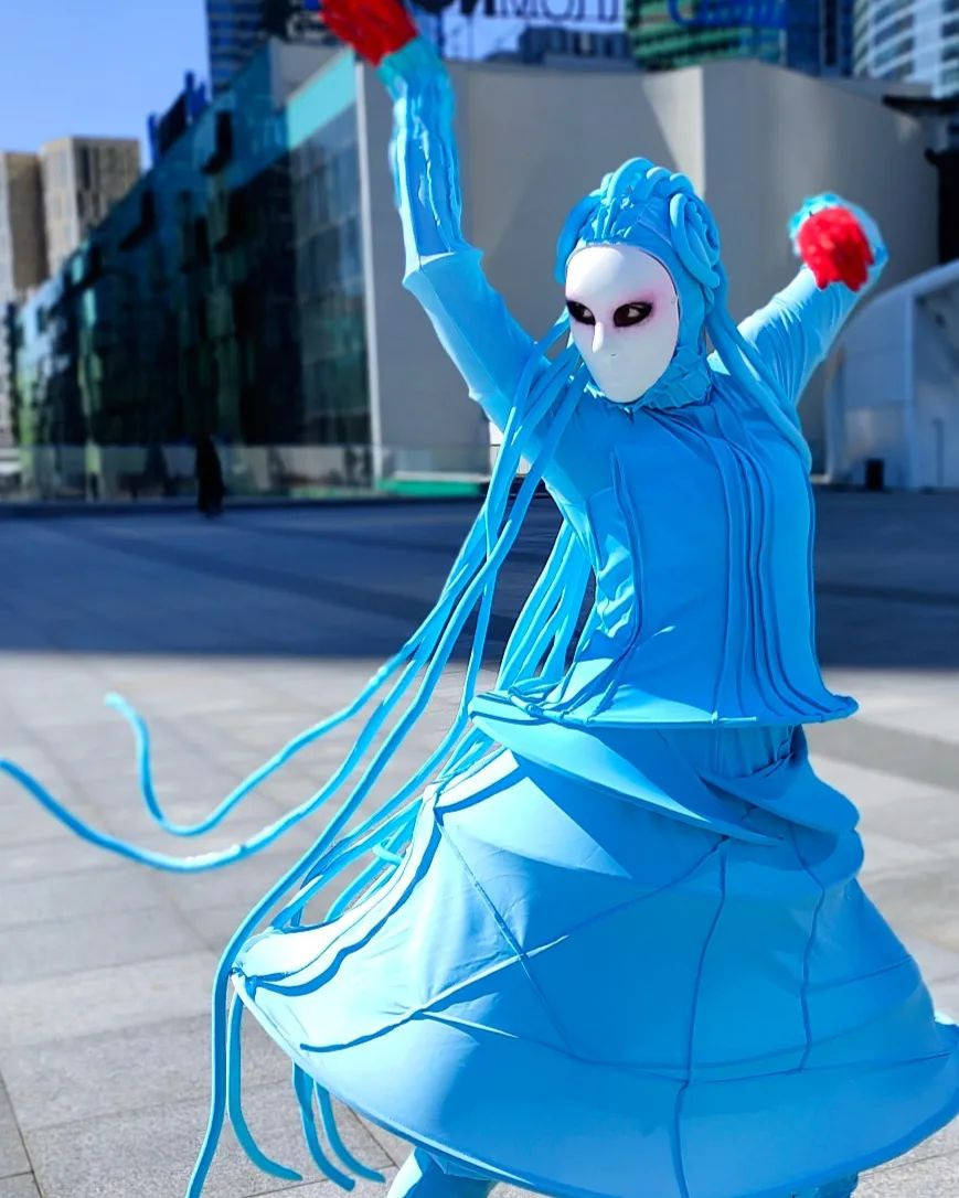 Мим в голубом костюме инопланетянина в маске встречает гостей на раусе.