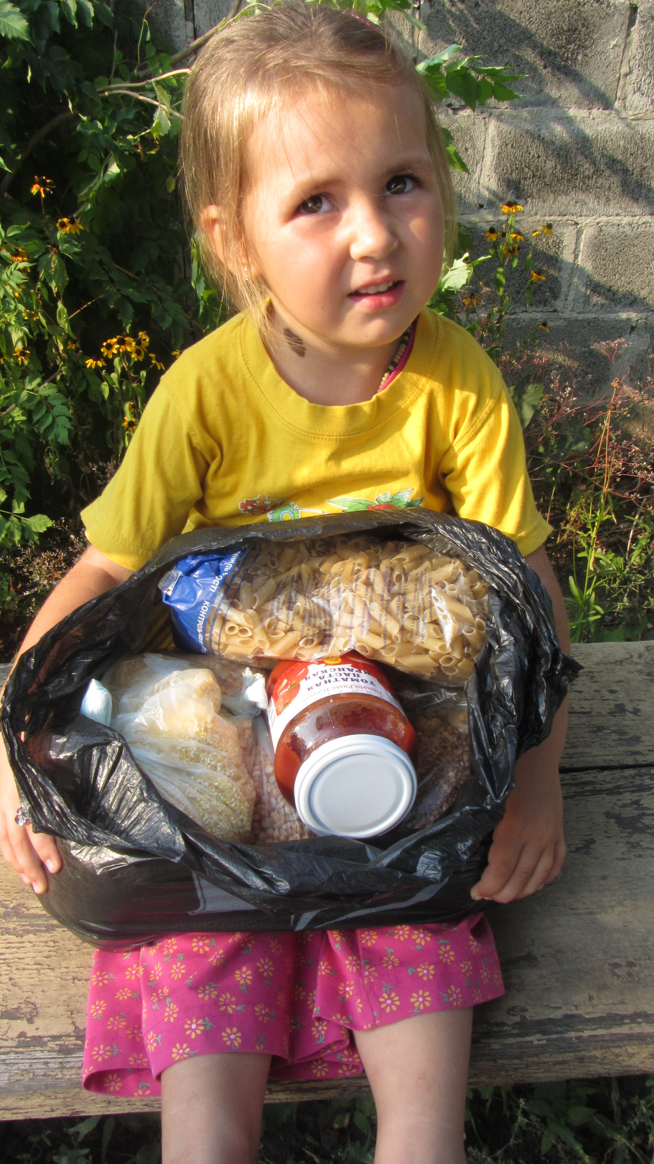 5 сентября около 50 донецких детей получили гуманитарную помощь. Пища для Жизни